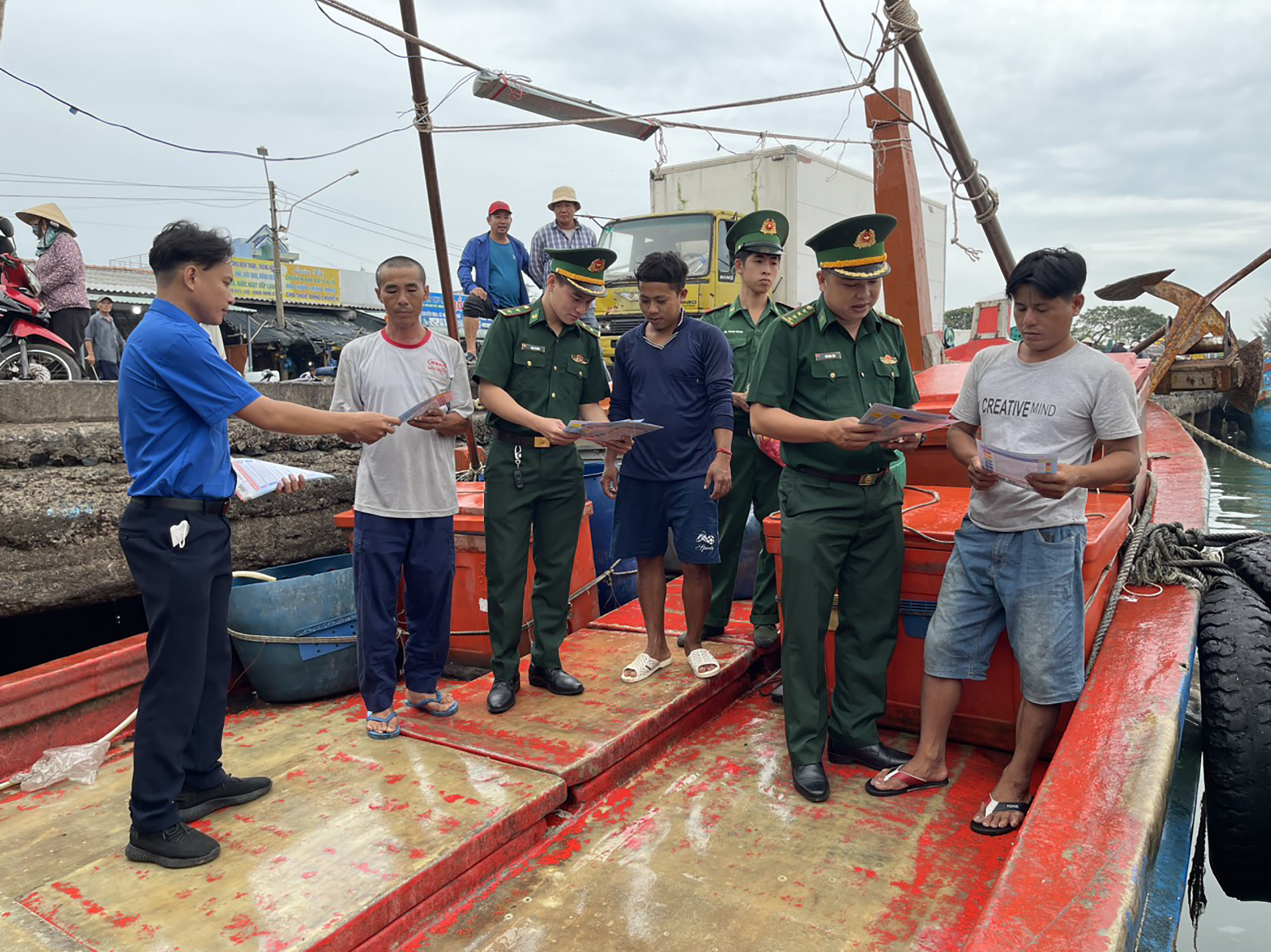 Cán bộ, chiến sĩ BĐBP tỉnh và đoàn viên, thanh niên Báo Bà Rịa-Vũng Tàu tuyên truyền Luật BPVN cho ngư dân xã Phước Tỉnh, huyện Long Điền.