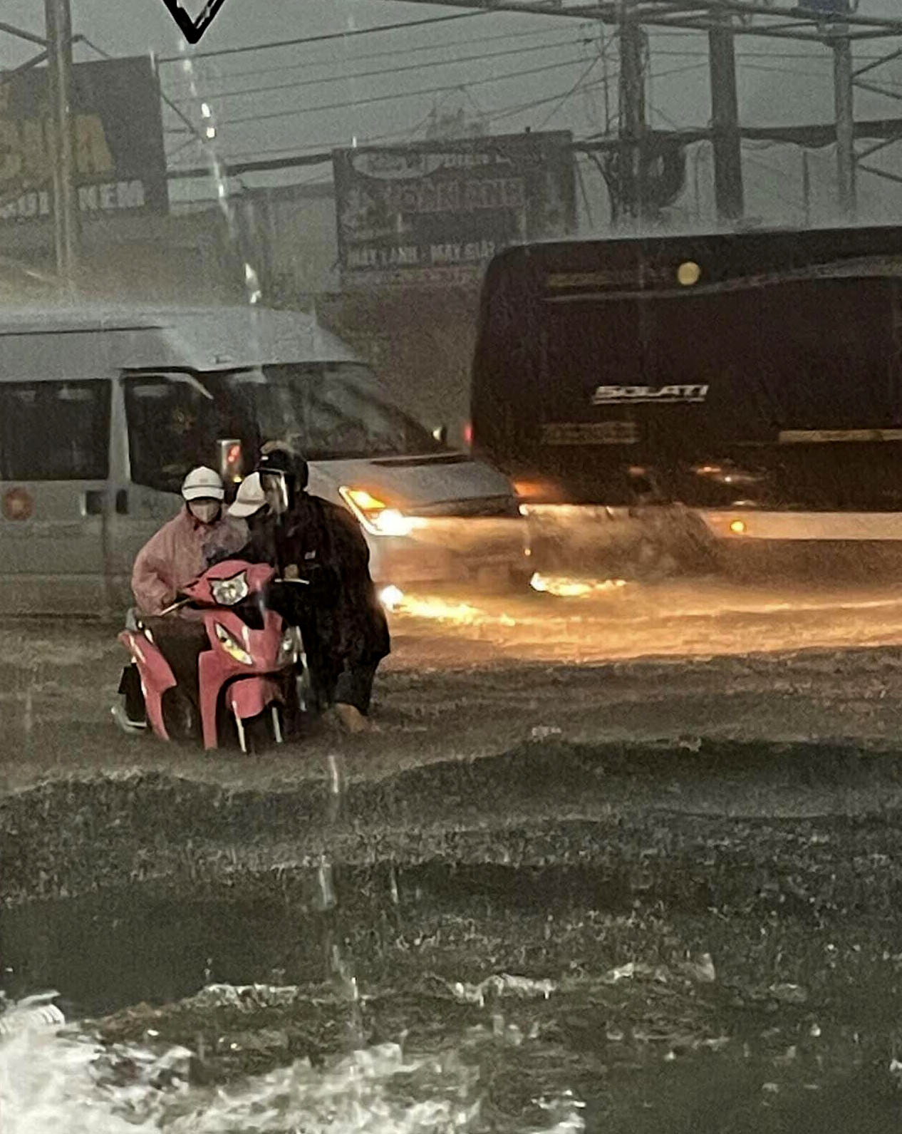 Mưa lớn gây ngập sâu trên QL51 khiến nhiều phương tiện bị chết máy.