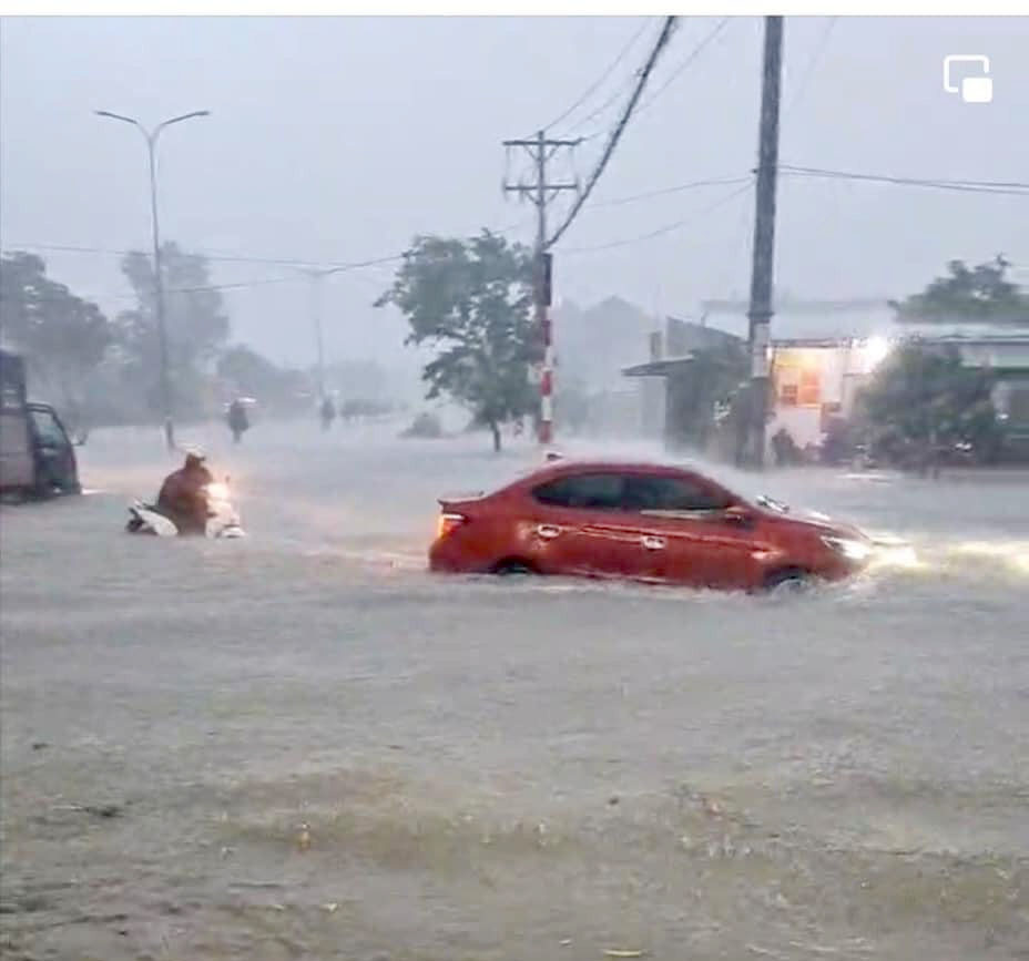 Tuyến QL51 đoạn qua địa bàn TX. Phú Mỹ chưa có hệ thống thoát nước nên mỗi lần mưa là ngập sâu