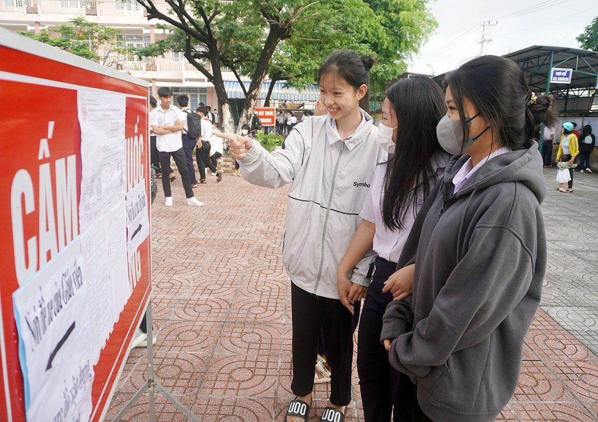 Tại điểm thi trường THPT Nguyễn Bỉnh Khiêm, TP. Bà Rịa, dù tỷ lệ chọi tăng so với mọi năm, nhưng tâm trạng chung của các sĩ tử đều là tự tin nhờ đã có sự chuẩn bị kỹ lưỡng. Trong ảnh: Thí sinh xem hướng dẫn sơ đồ phòng thi