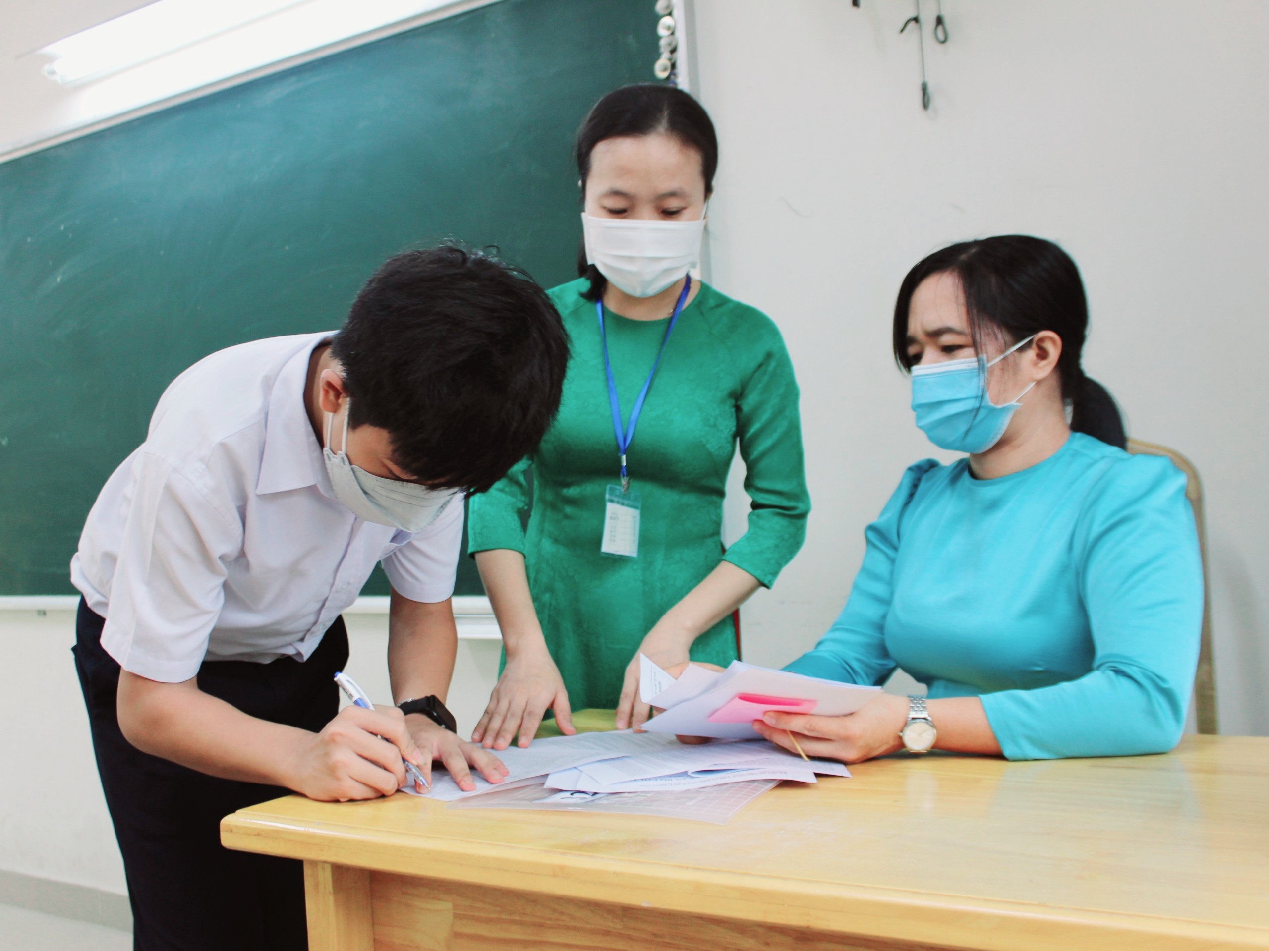 Thí sinh tại điểm thi THPT Trần Nguyên Hãn, TP.Vũng Tàu làm thủ tục thi tại phòng thi