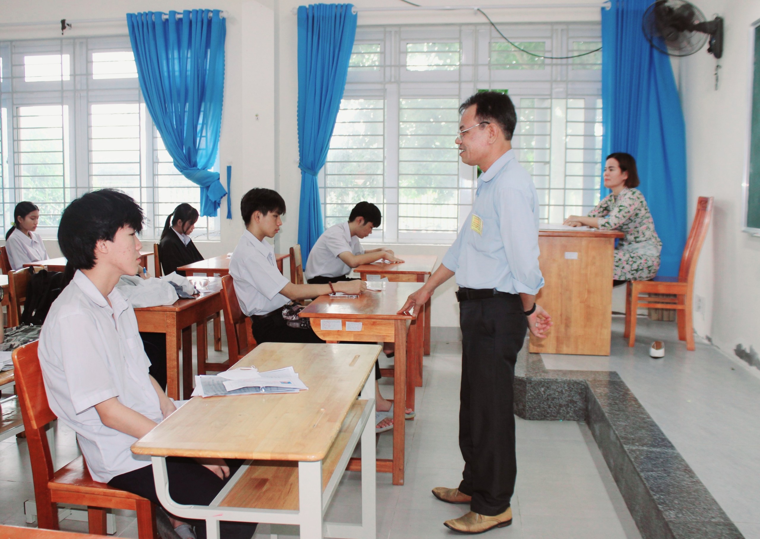 Cán bộ coi thi phổ biến quy chế cho thí sinh tại điểm thi THPT Nguyễn Khuyến.