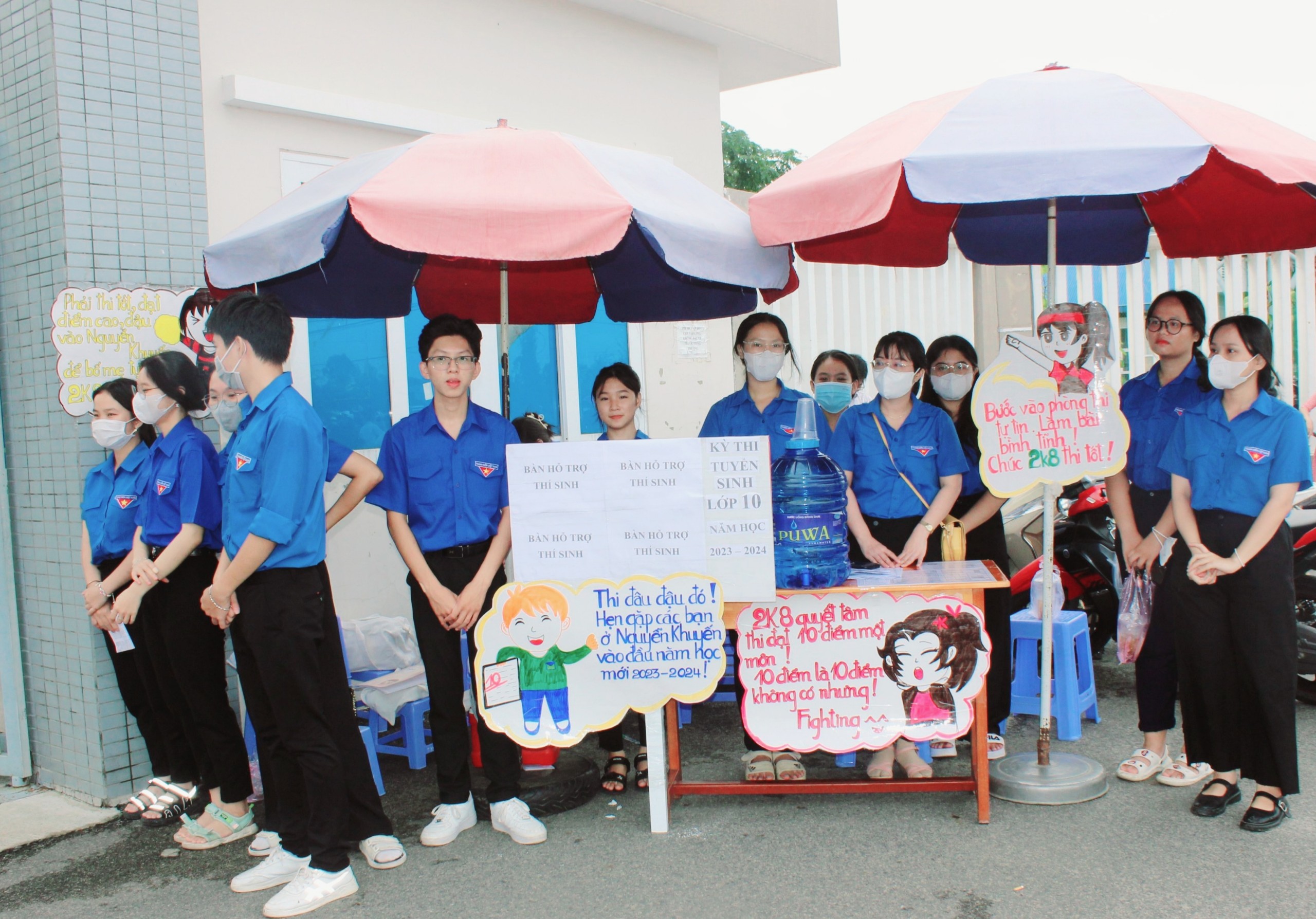 Đội tình nguyện viên tại điểm thi THPT Nguyễn Khuyến với những lời chúc dễ thương dành cho 
