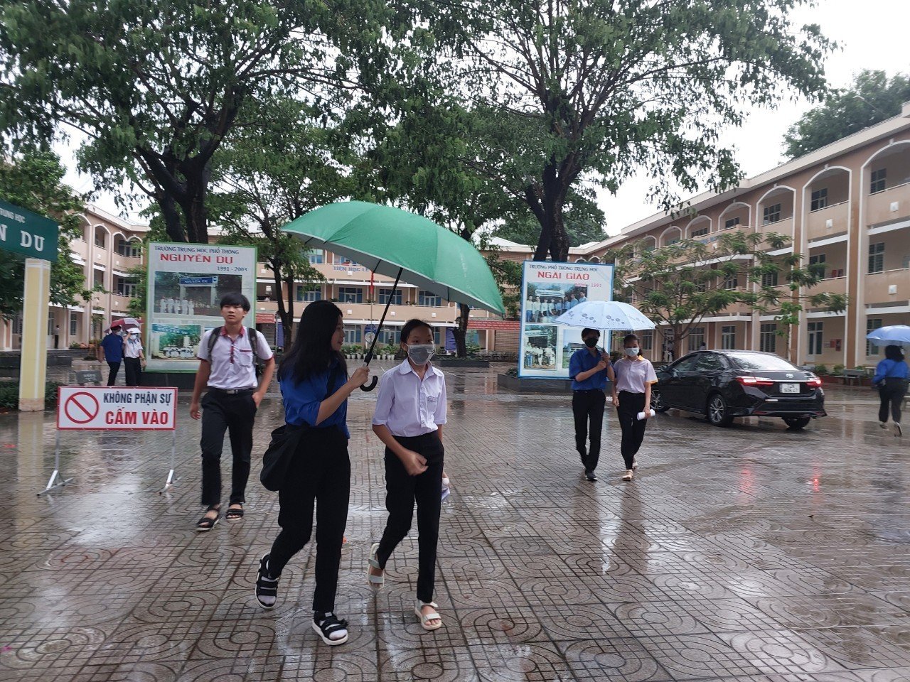Các đoàn viên hỗ trợ thí sinh tại điểm thi THPT Nguyễn Du, huyện Châu Đức