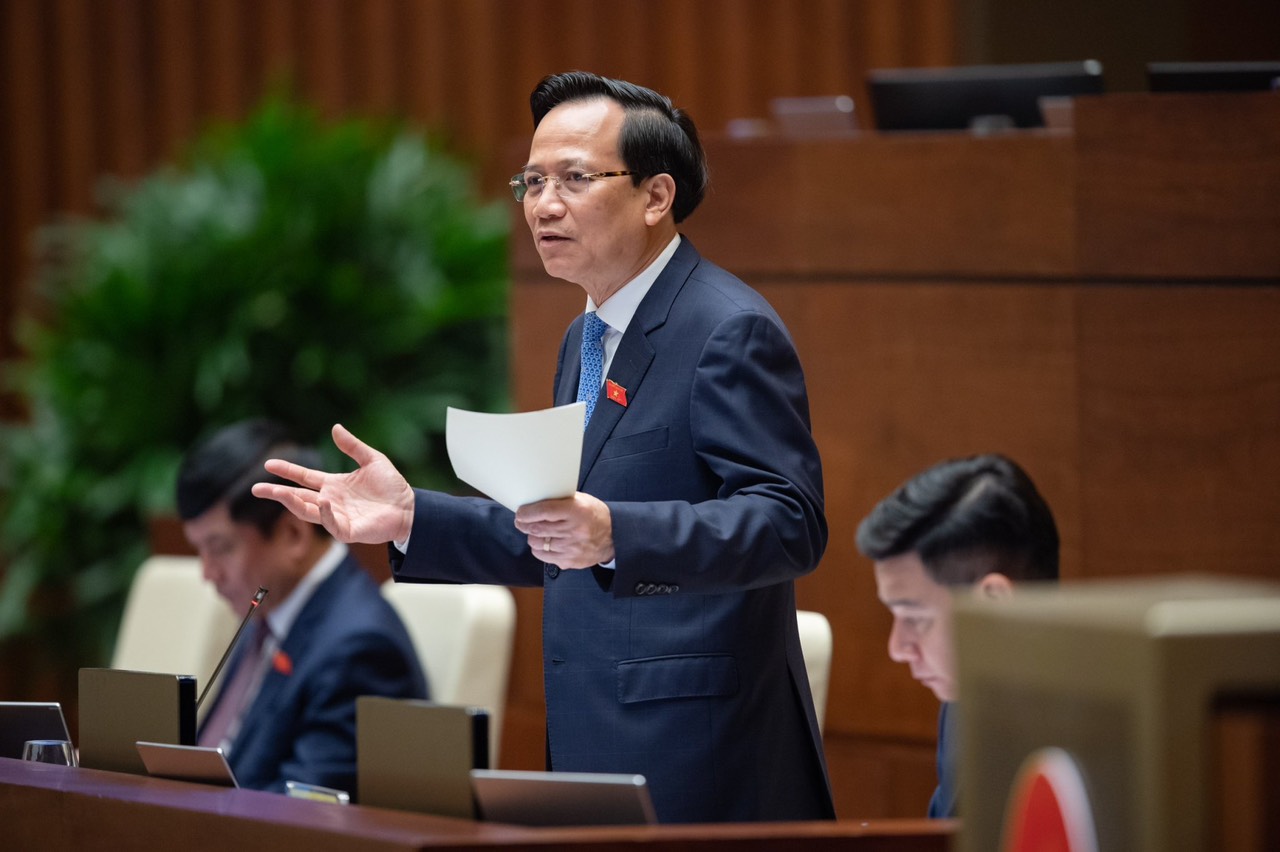 Bộ trưởng Bộ Lao động- Thương binh và Xã hội trả lời ý kiến chất vấn của đại biểu Huỳnh Thị Phúc