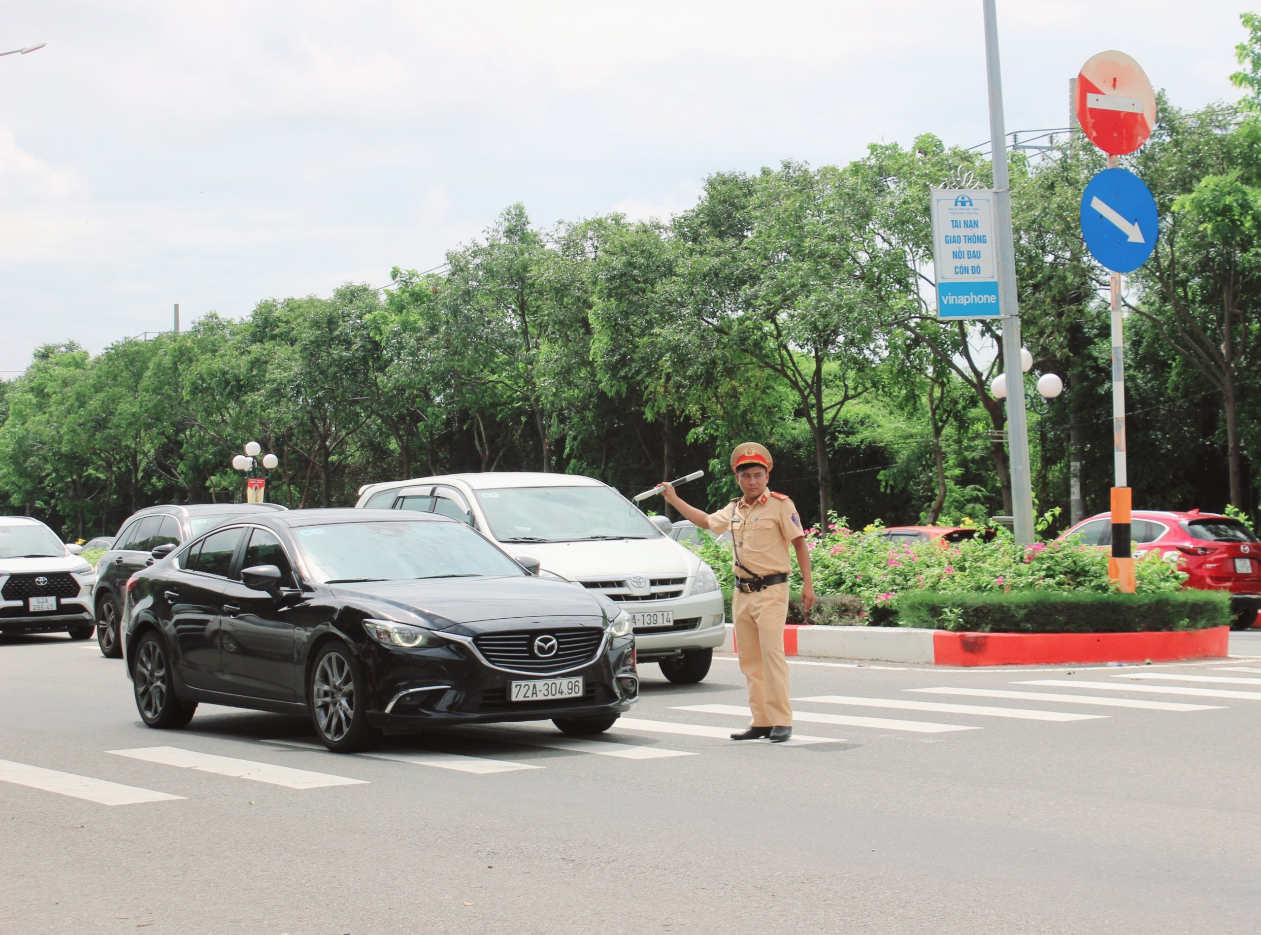 Lực lượng cảnh sát giao thông vất vả điều tiết giao thông tại điểm thi Trường THPT chuyên Lê Quý Đôn (TP. Vũng Tàu). Ảnh: KHÁNH CHI