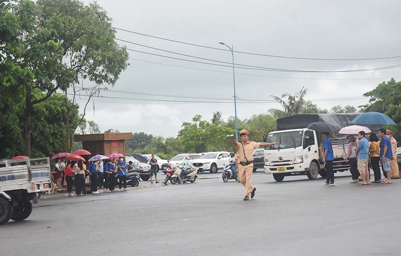 Lực lượng cảnh sát giao thông điều phối phương tiện lưu thông đoạn đường phía trườc điểm thi để bảo đảm an toàn, tránh ùn tắc giao thông