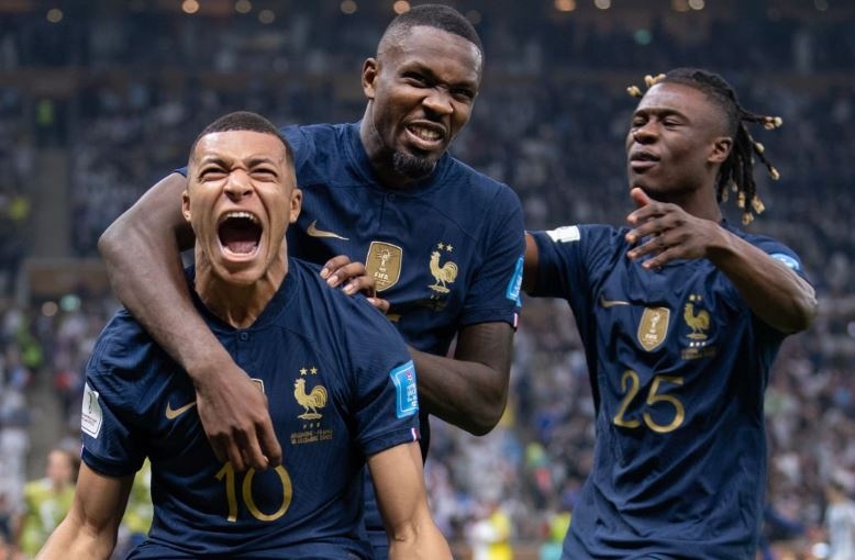 Thuram (giữa) là bạn thân của Kylian Mbappe trên tuyển Pháp.