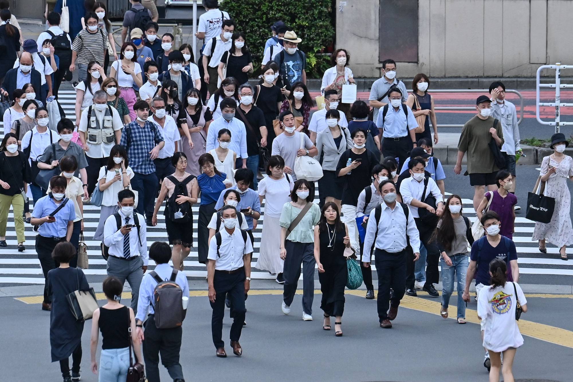 Người dân di chuyển trên phố ở Tokyo, Nhật Bản.