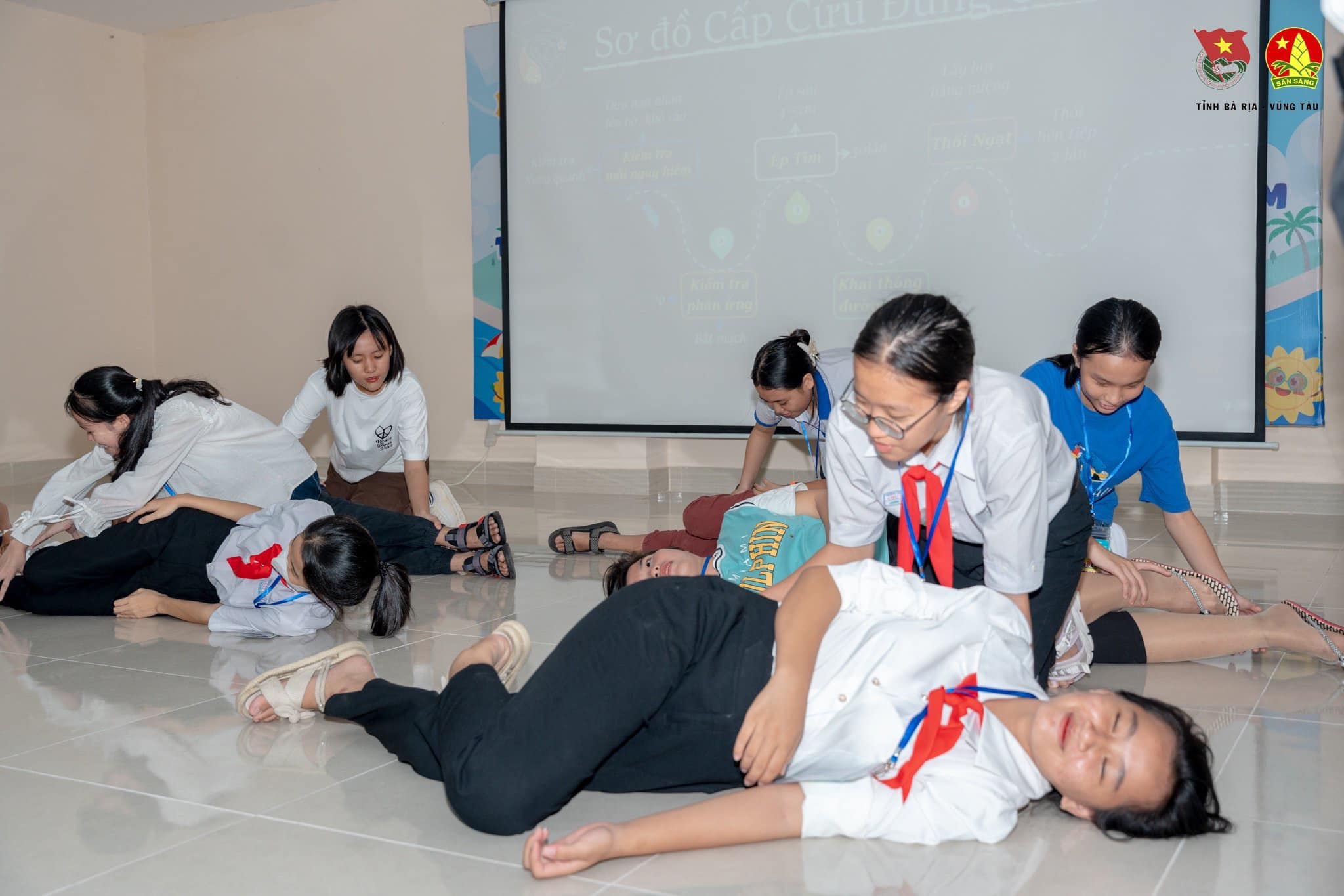 Thanh thiếu nhi thực hành sơ cấp cứu người bị tai nạn đuối nước tại chương trình tập huấn.
