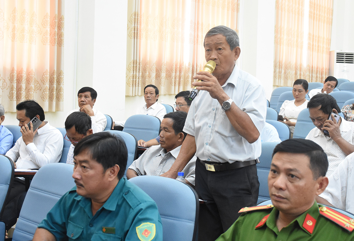 Cử tri Phạm Phú Hưng (KP Kim Giao, TT.Ngãi Giao, huyện Châu Đức) phản ánh, vào mua mưa bão, cành cây dầu trồng 2 bên đường ỡ một số tuyến đường trên địa bàn thị trấn thường xuyên gãy, rơi xuống đường gây nguy hiểm cho người dân khi tham gia giao thông. Ảnh: NGỌC BÍCH