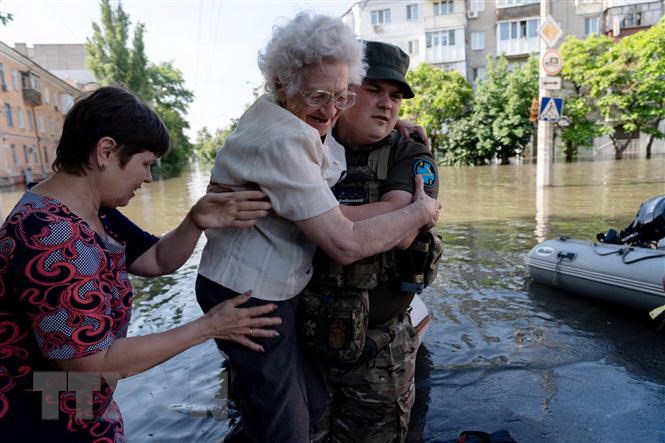 Sơ tán người dân khỏi các khu vực ngập lụt ở Kherson, Ukraine, sau sự cố vỡ đập thủy điện Kakhovka, ngày 7/6.