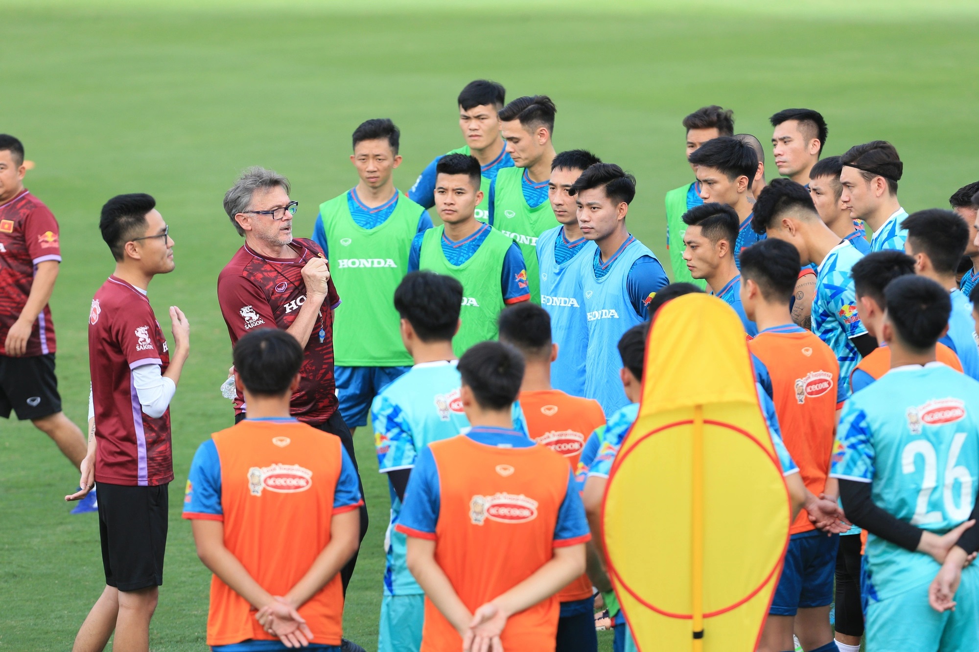 HLV Troussier cho ĐTQG tập luyện chung cùng đội U23 Việt Nam, từng bước sàng lọc lực lượng cho mục tiêu dài hơi là World Cup 2026.