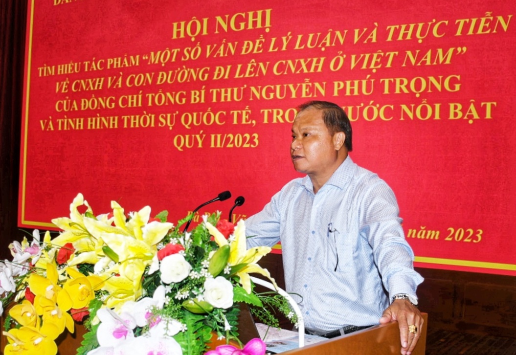 Ông Trần Văn Tám, Phó Bí thư Đảng ủy Khối Cơ quan và Doanh nghiệp tỉnh phát biểu khai mạc hội nghị.