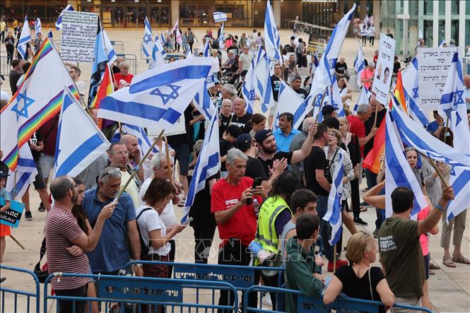 Người dân tuần hành phản đối cải cách tư pháp của chính phủ tại Tel Aviv, Israel.
