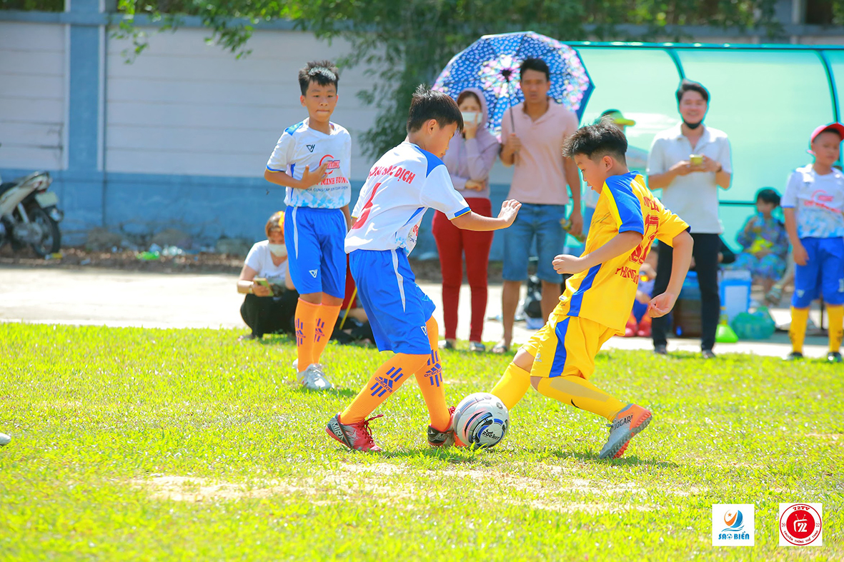 Các cầu thủ thi đấu tại giải.