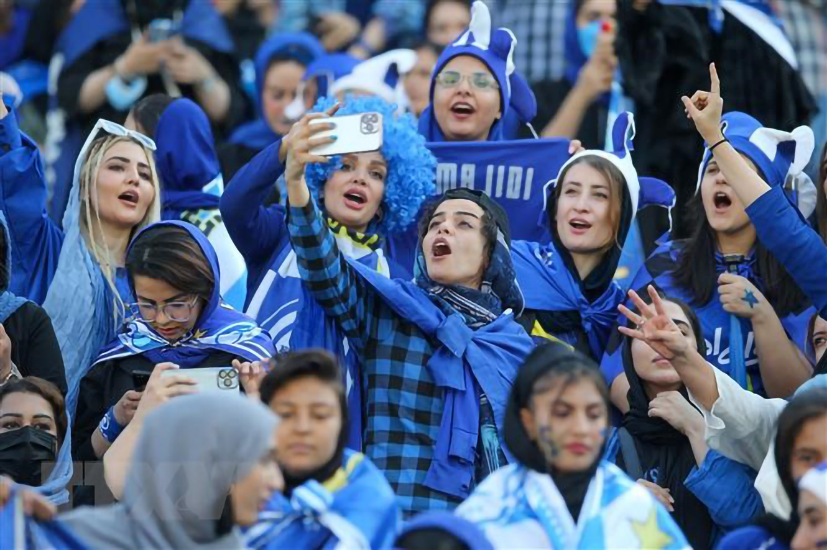 Các nữ cổ động viên Iran xem trận đấu giữa CLB Tehran Esteghlal và CLB Mes Kerman trên SVĐ Azadi ở Tehran, ngày 25/8/2022.