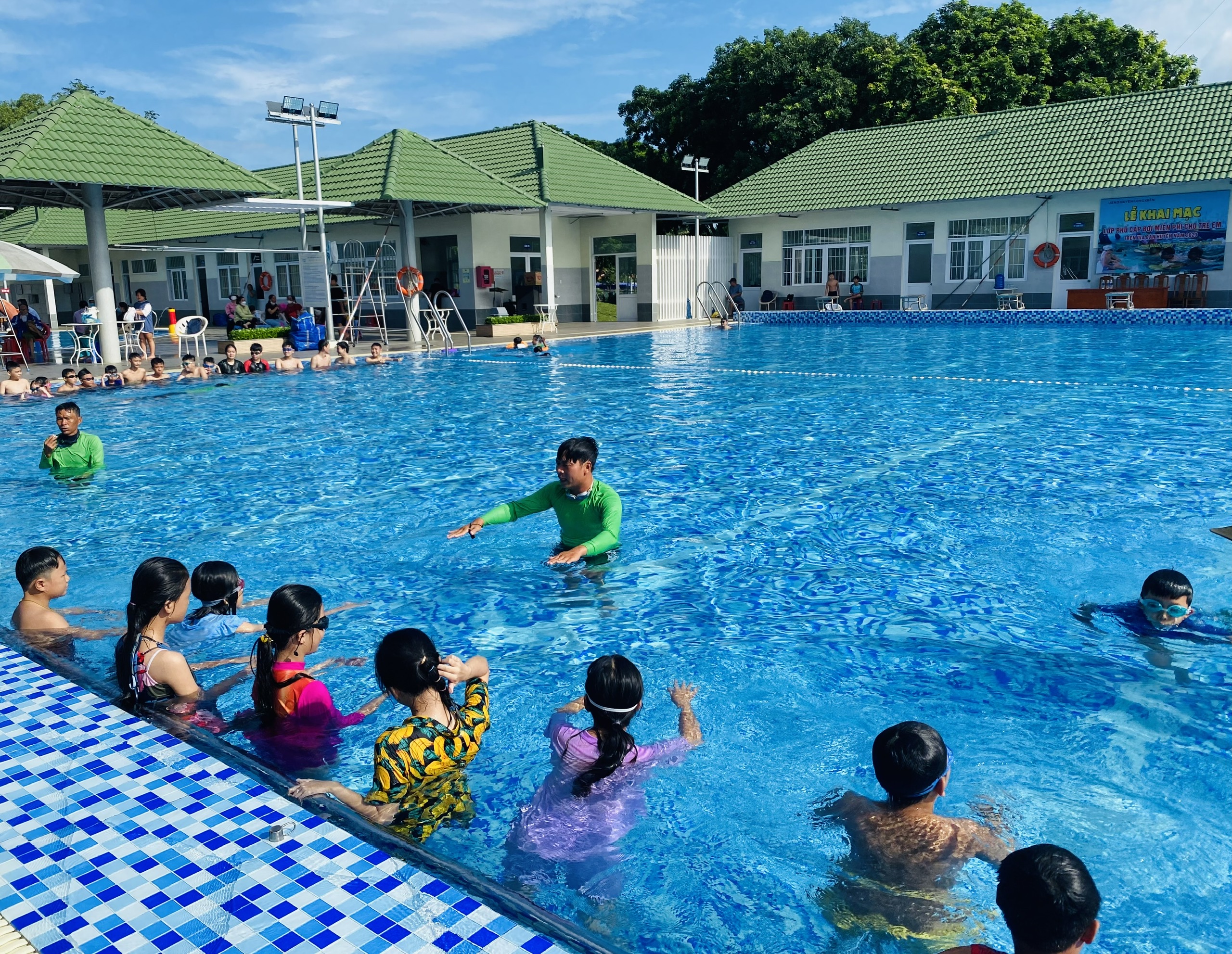 Hướng dẫn trẻ kỹ thuật bơi tại hồ bơi Trung tâm VH-TT-TT huyện Long Điền.