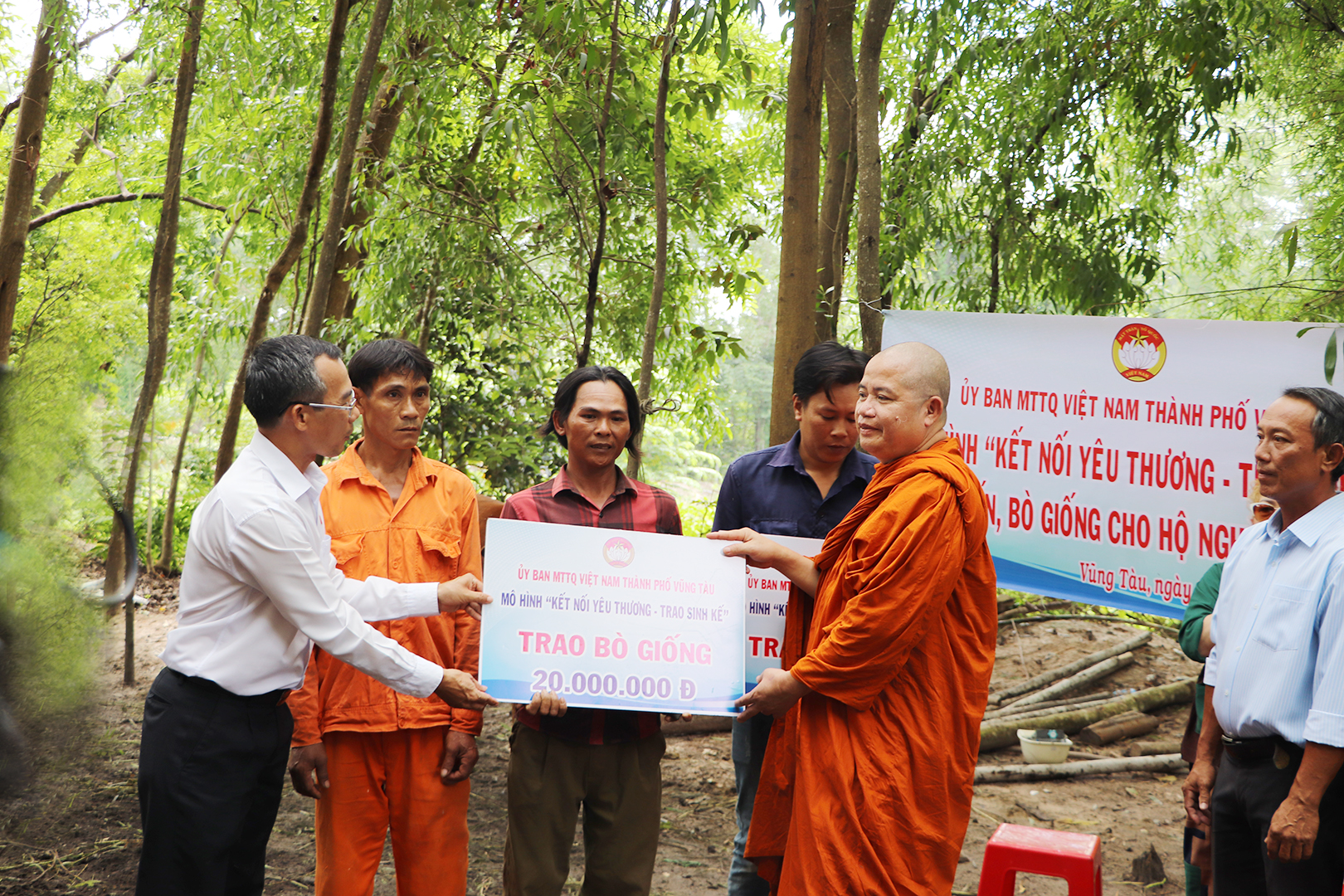 Ông Phạm Tuấn Anh, Phó Chủ tịch Ủy ban MTTQ Việt Nam TP.Vũng Tàu và đại diện nhà tài trợ trao tặng bò đến các hộ nghèo xã Long Sơn.