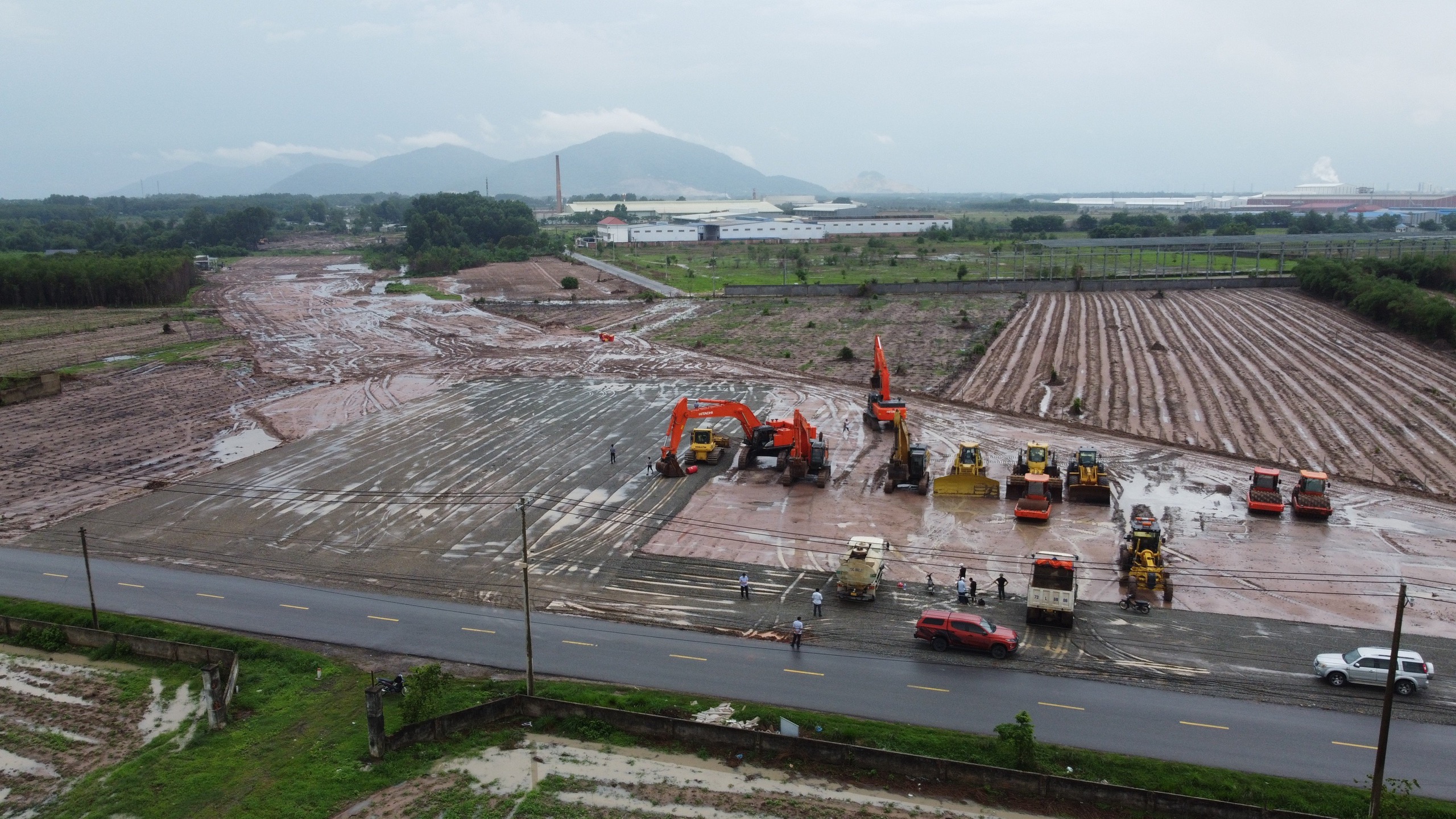 Công tác san ủi, chuẩn bị mặt bằng địa điểm chuẩn bị khởi công cũng đang được chủ đầu tư khẩn trương thực hiện.