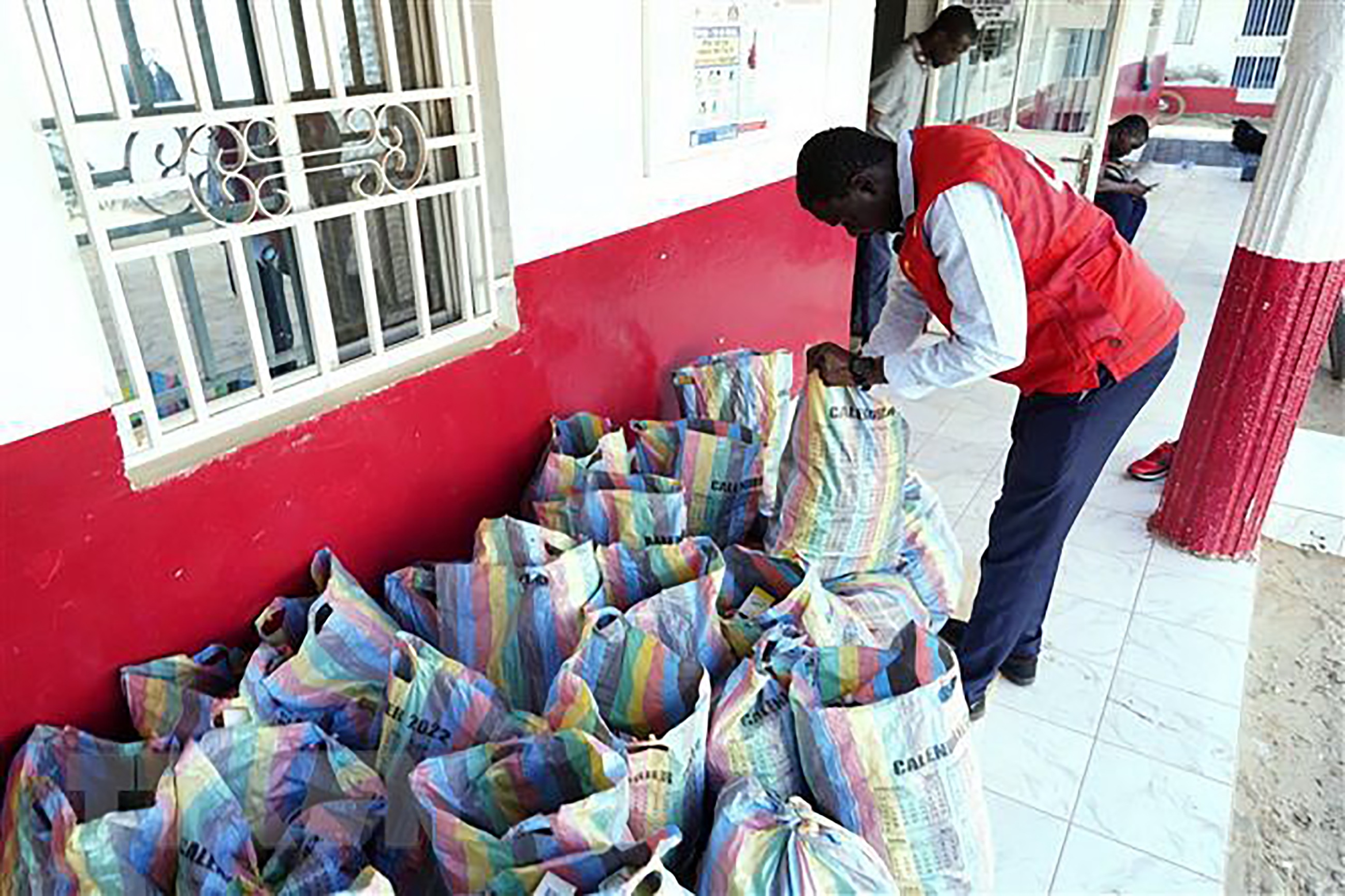 Nhà chức trách Gambia thu giữ các mẫu siro ho liên quan đến cái chết của một số trẻ em tại Banjul, ngày 6/10/2022.