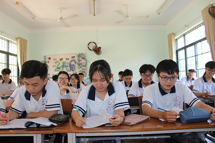HS Trường THPT Vũng Tàu (TP. Vũng Tàu) ôn tập để chuẩn bị cho kỳ thi tốt nghiệp THPT năm 2023.