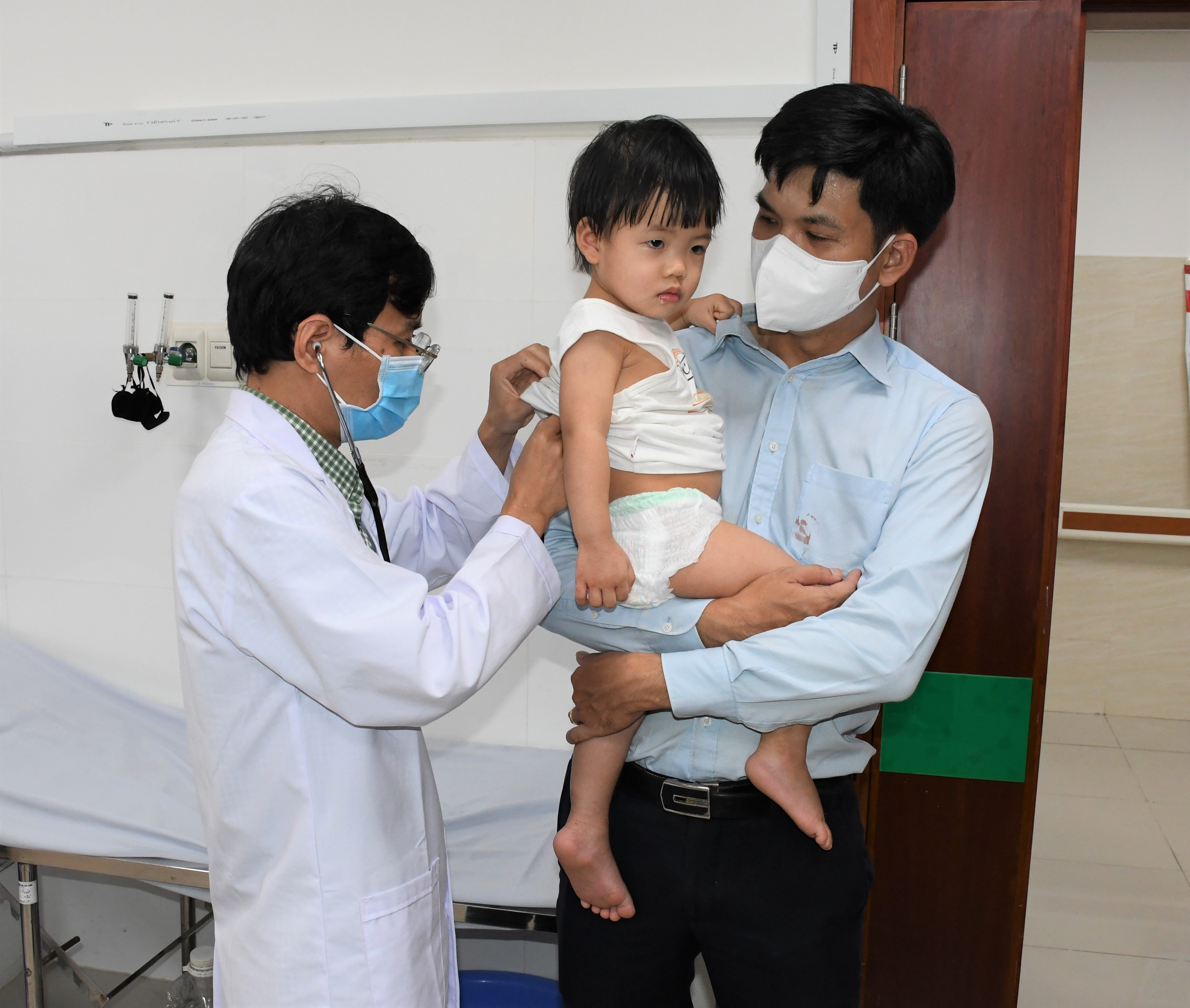 Bác sĩ Khoa Nhi (Bệnh viện Vũng Tàu) kiểm tra sức khỏe cho bé N.M.N.H..