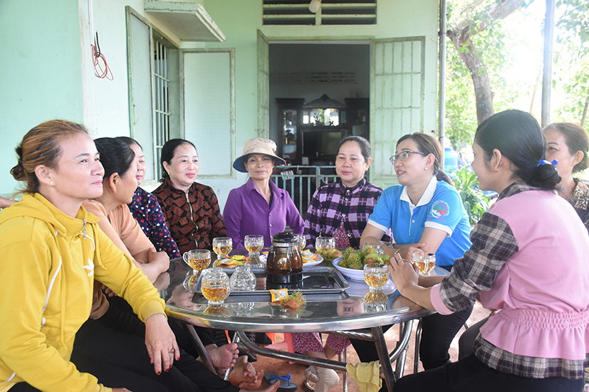 Thành viên mô hình “Tổ vần đổi công phụ nữ” trong một buổi sinh hoạt để chuẩn bị vào mùa vụ mới.