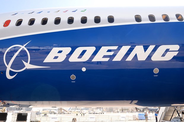 Biểu tượng của Boeing trên thân máy bay Boeing 787-10 Dreamliner.