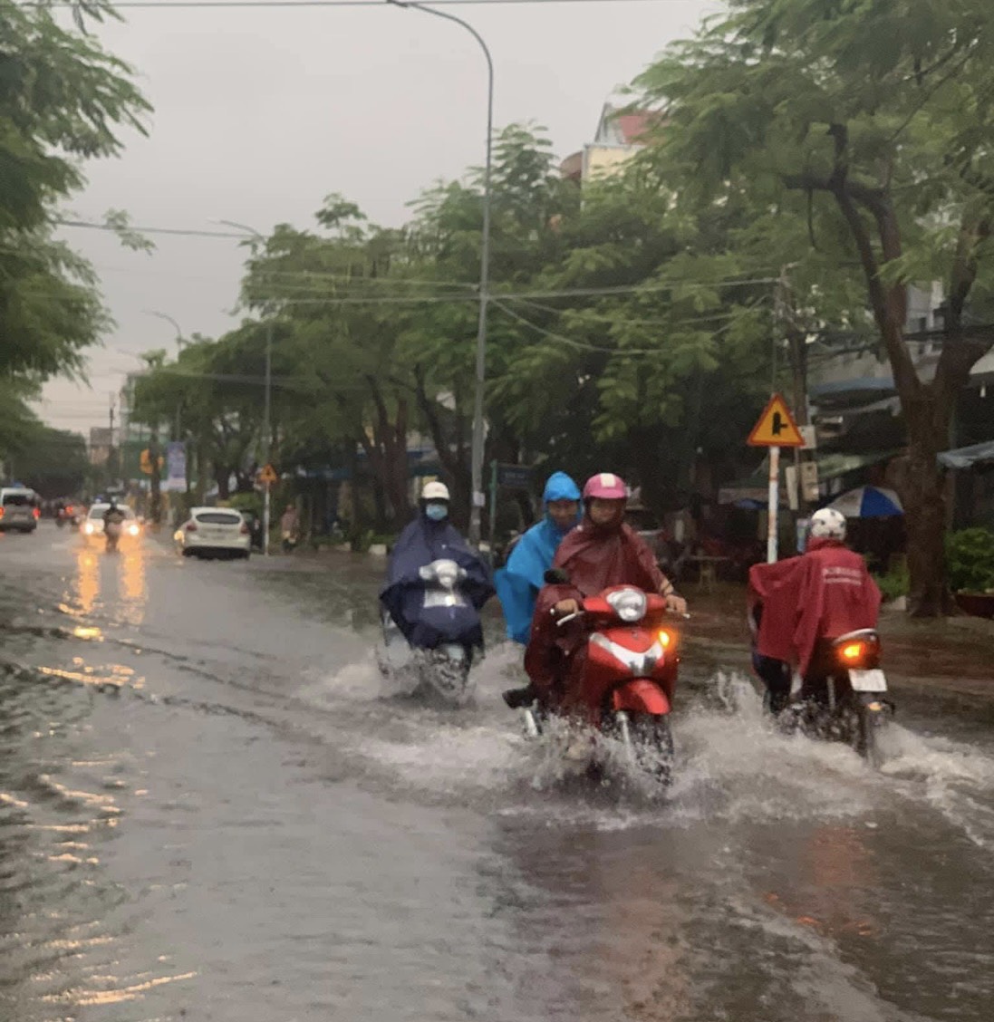 Vào mùa mưa khi tham gia giao thông trên đường cần đi chậm rãi  để tránh bắn nước tung tóe lên người đi đường.