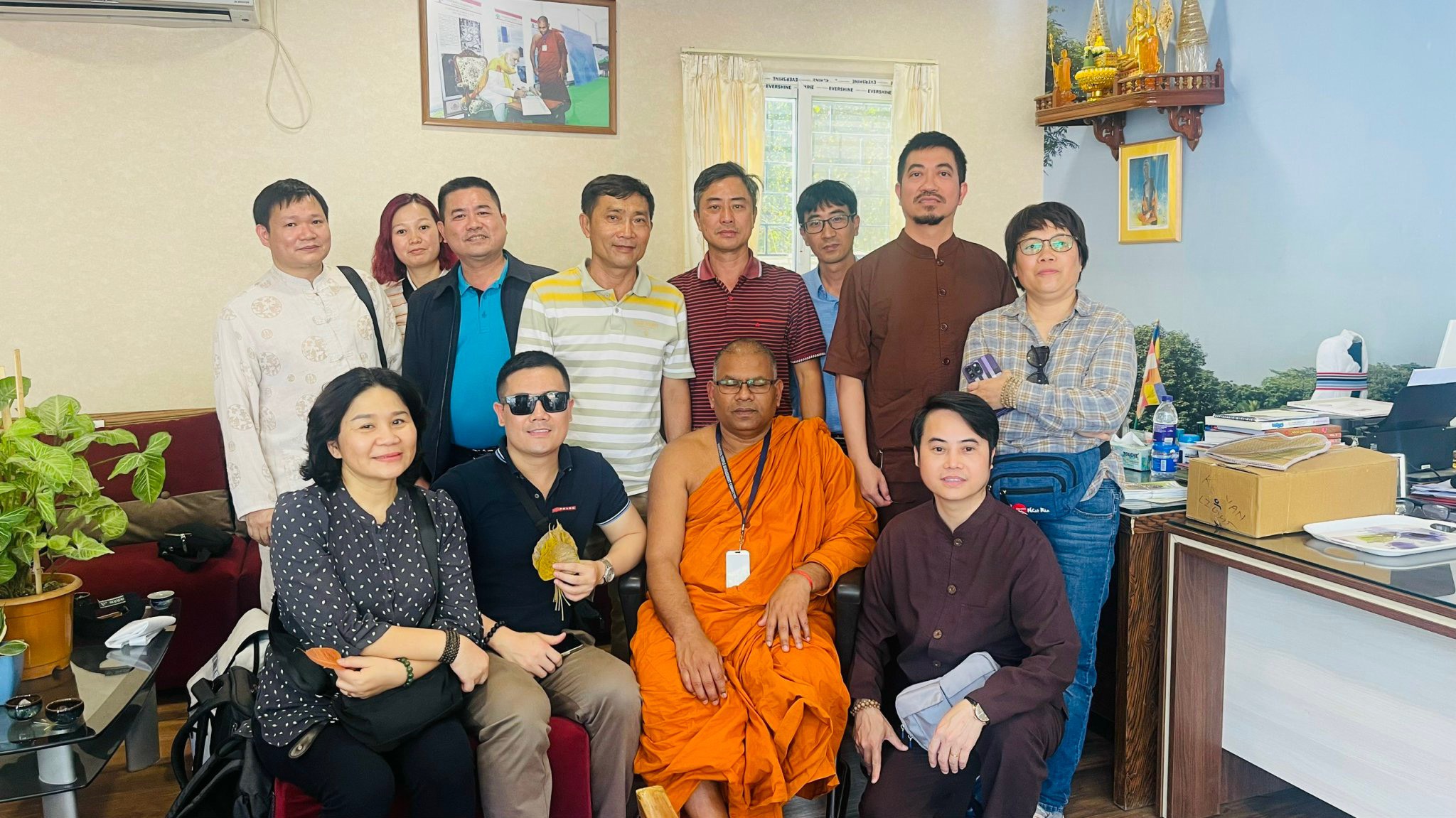 Sư Thầy Bhante Deenananand - Phó Tổng quản khu Thánh tích Bồ Đề Đạo Tràng tặng quà và chụp ảnh lưu niệm cùng đoàn.
