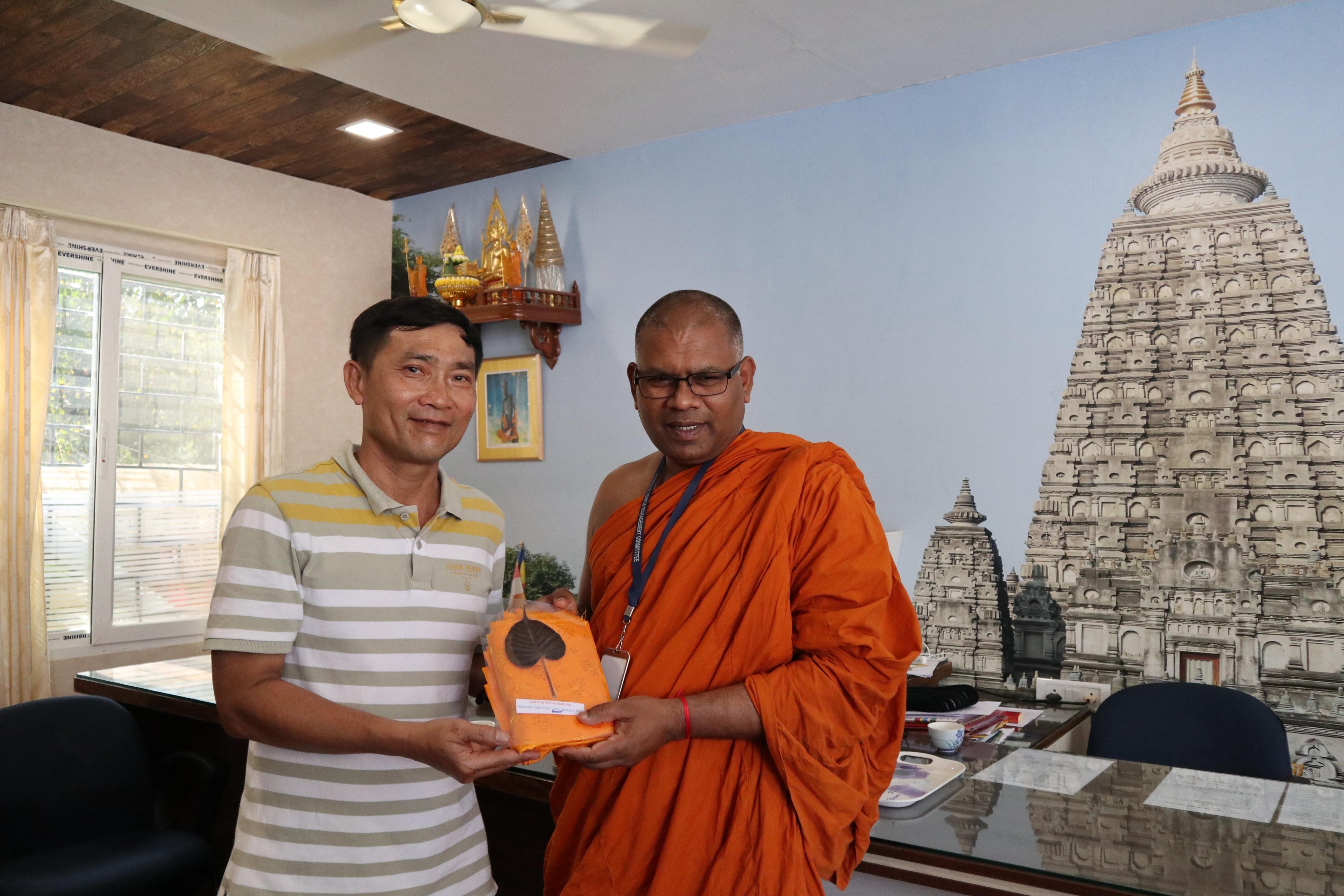 Sư Thầy Bhante Deenananand - Phó Tổng quản khu Thánh tích Bồ Đề Đạo Tràng tặng quà và chụp ảnh lưu niệm cùng đoàn..jpg