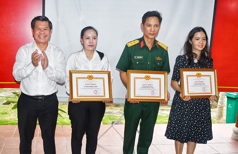 Trưởng Ban Tuyên giáo Tỉnh ủy Nguyễn Văn Xinh trao Giấy khen cho các tập thể có thành tích tiêu biểu trong phong trào thi đua lập thành tích chào mừng kỷ niệm 75 năm ngày thành lập ngành tuyên giáo tỉnh.