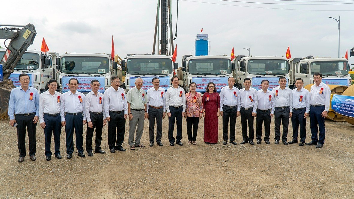 Lãnh đạo, nguyên lãnh đạo tỉnh qua các thời kỳ chụp ảnh lưu niệm tại công trường.