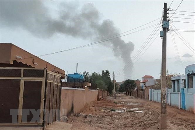 Khói bốc lên trong cuộc giao tranh tại Khartoum, Sudan, ngày 12/6/2023.