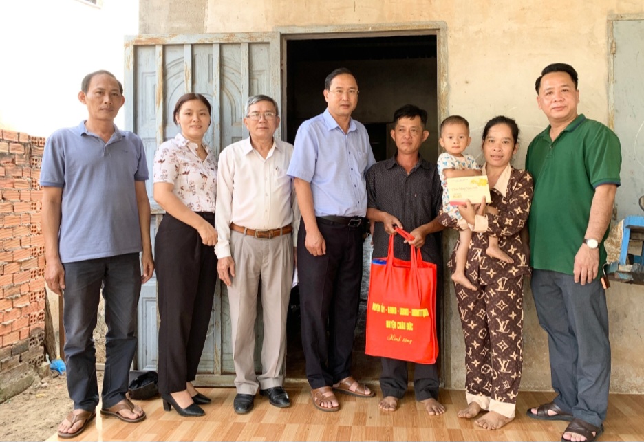 Ông Nguyễn Tấn Bản, Chủ tịch UBND huyện Châu Đức trao quà cho hộ bà Đào Thị Lan – hộ mới thoát nghèo, ở xã Bình Trung.