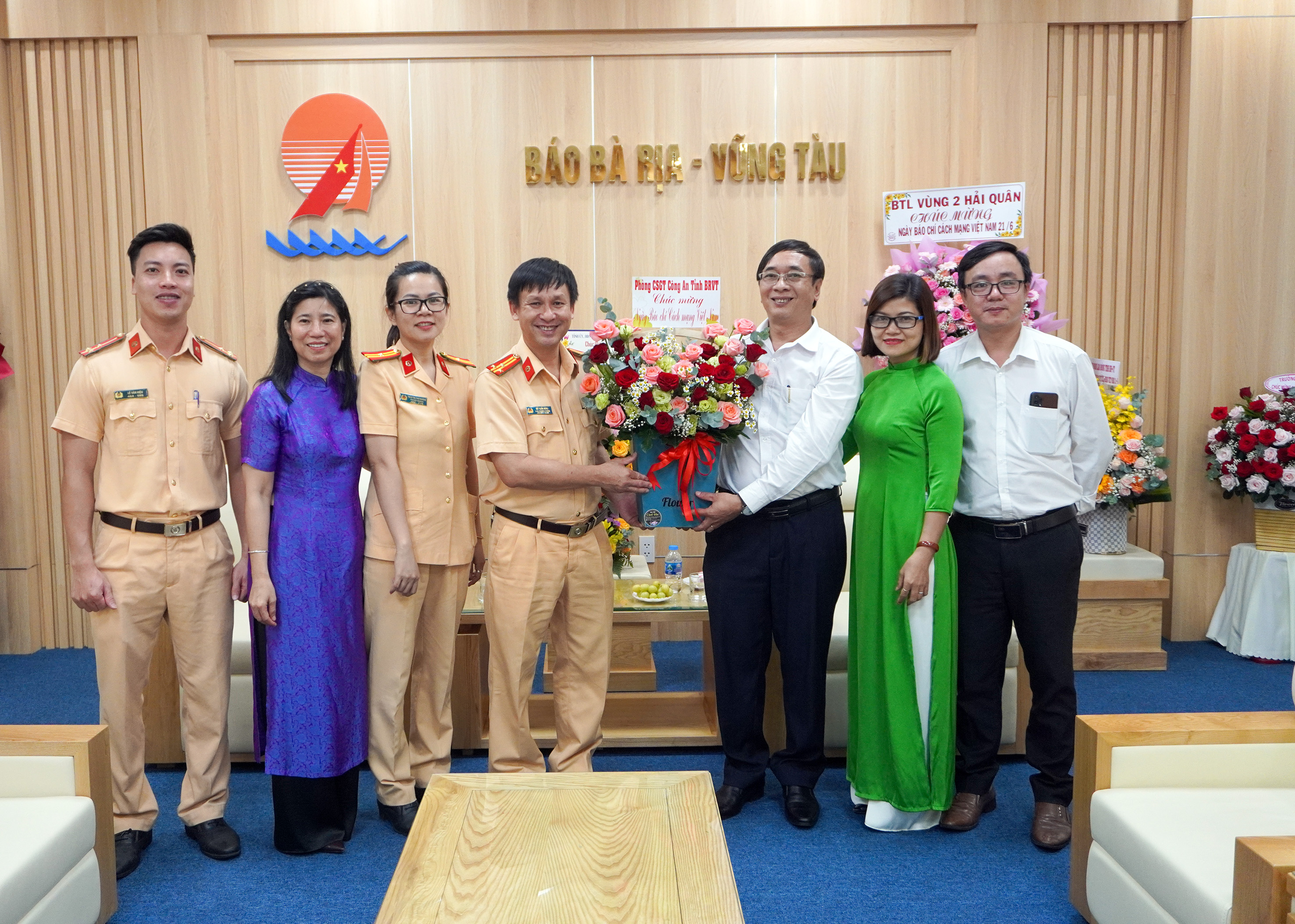 Đại diện lãnh đạo Phòng Cảnh sát giao thông, Công an tỉnh tặng hoa chúc mừng Báo Bà Rịa-Vũng Tàu.