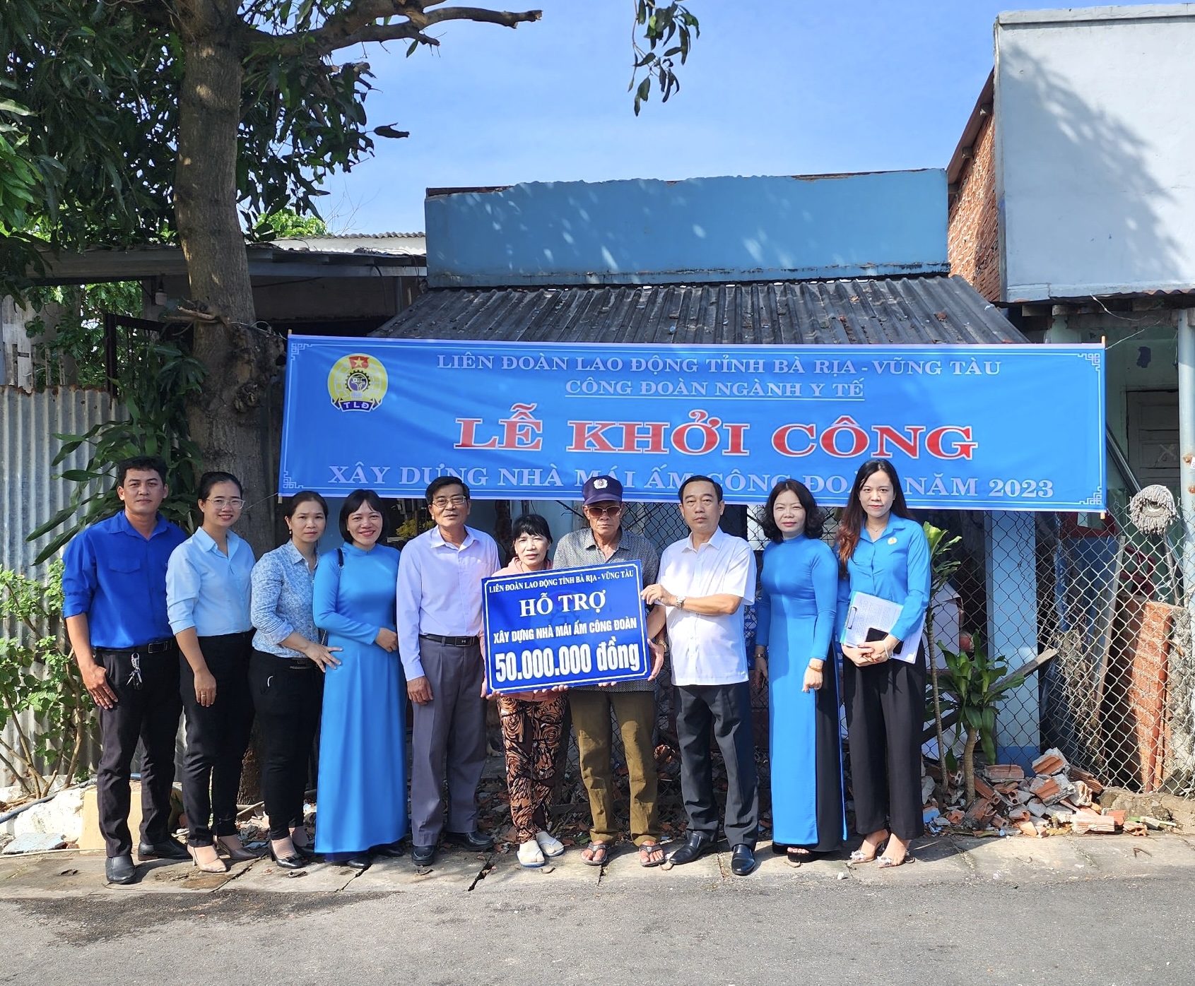 Lãnh đạo LĐLĐ tỉnh và Công đoàn ngành y tế tỉnh trao kinh phí hỗ trợ xây dựng “Mái ấm công đoàn” cho gia đình anh Nguyễn Văn Sen.