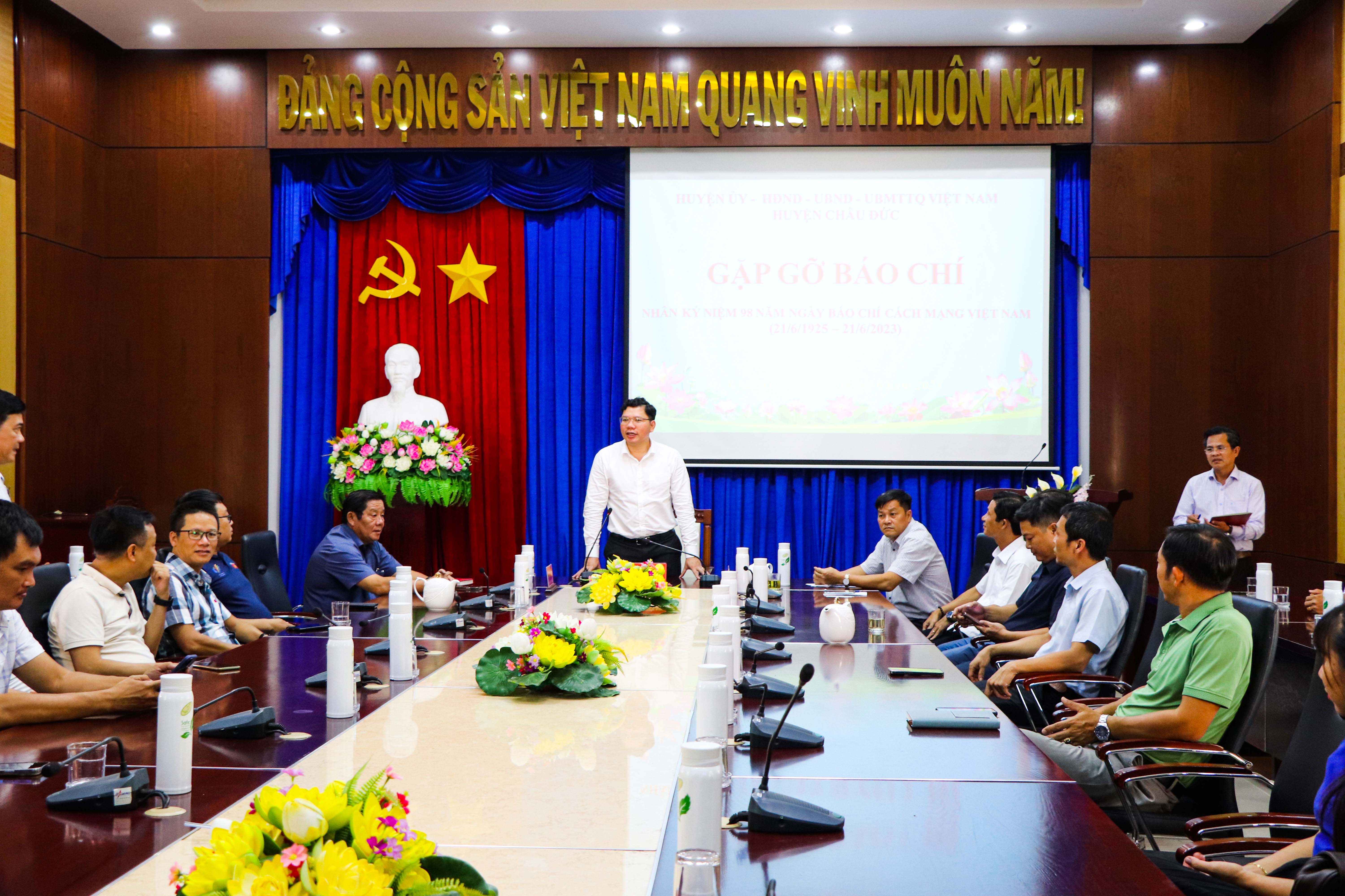 Ông Hoàng Nguyên Dinh, Bí thư Huyện ủy, Chủ tịch HĐND huyện Châu Đức thông tin tình hình phát triển kinh tế - xã hội của huyện đến các cơ quan báo chí.