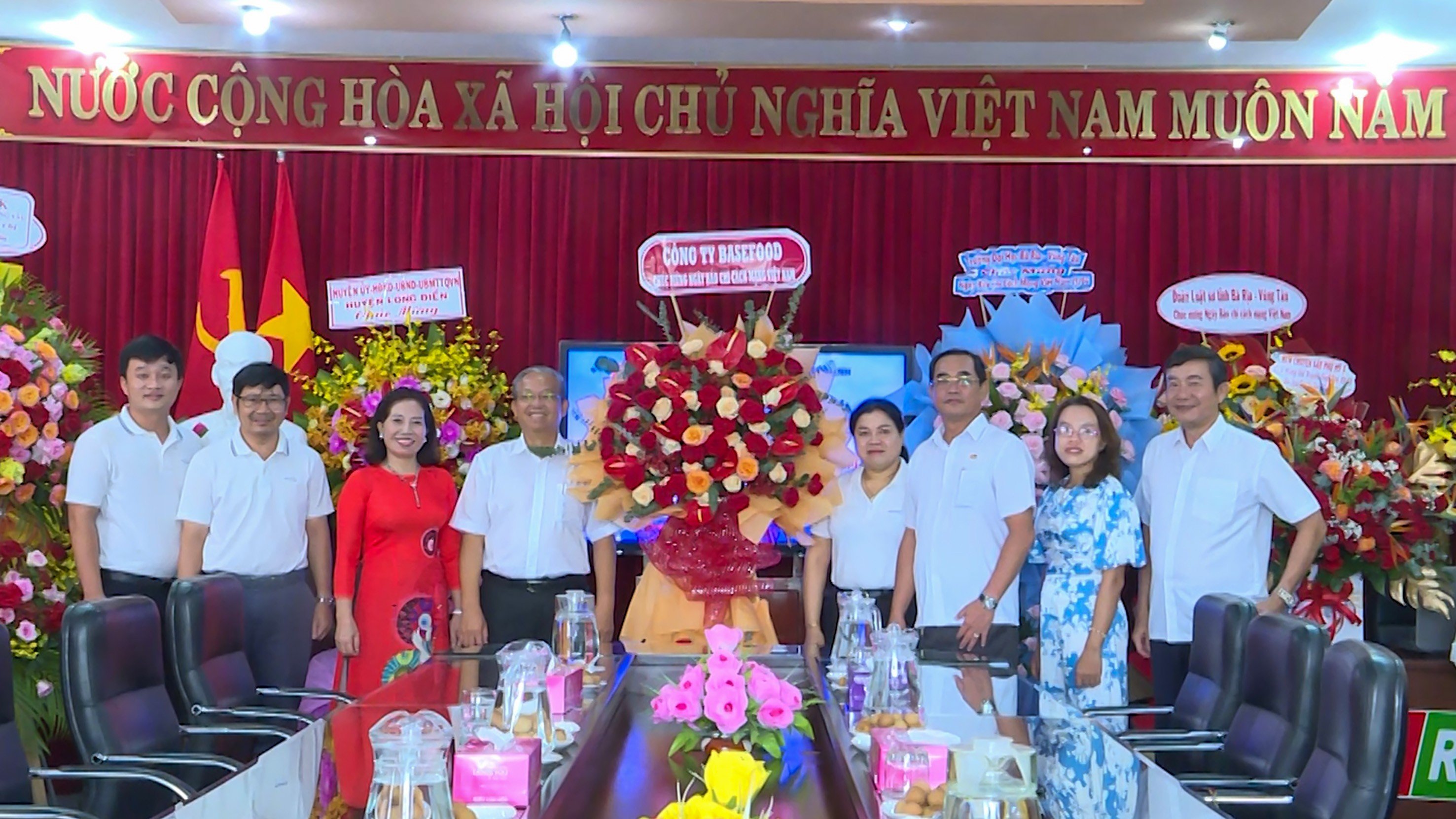 Đại diện lãnh đạo Công ty CP Chế biến xuất nhập khẩu thủy sản Bà Rịa-Vũng Tàu (Baseafood) thăm, chúc mừng Đài PTTH tỉnh.