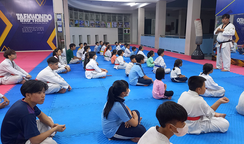 HLV Lê Văn Thành, Chủ nhiệm CLB Taekwondo Bàu Thành hướng dẫn khởi động trước khi vào tập các động tác cho thanh thiếu nhi tại lớp học taekwondo miễn phí.