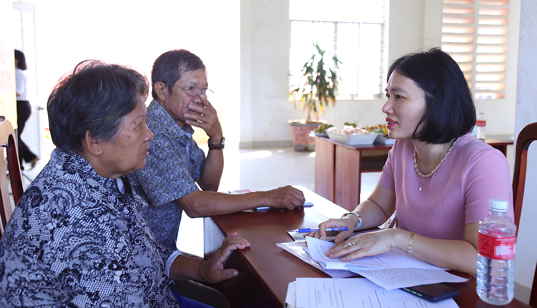 Trợ giúp viên pháp lý (phải) giải đáp thông tin về pháp luật cho người dân.