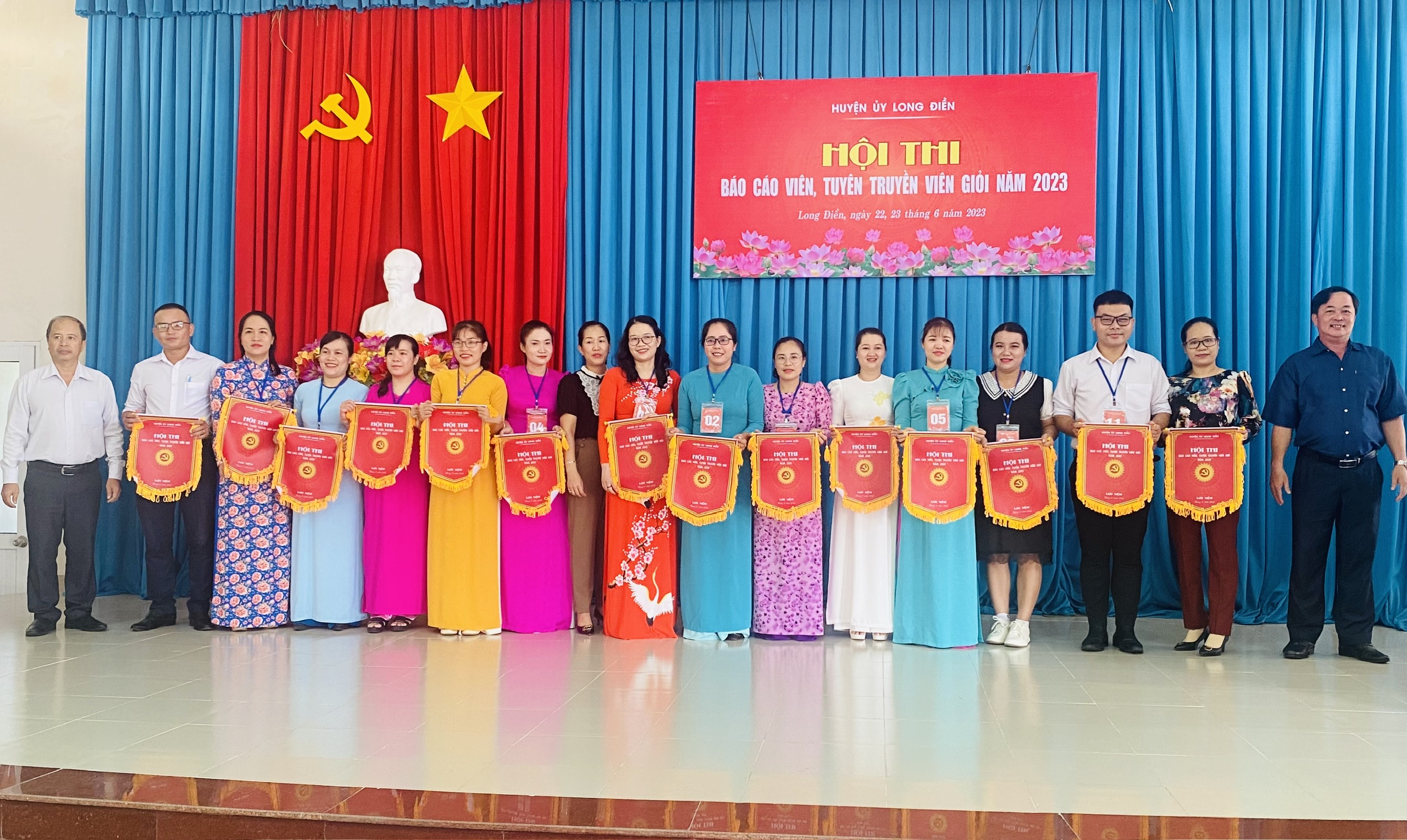 Ban tổ chức hội thi tặng cờ lưu niệm cho 16 thí sinh dự thi.