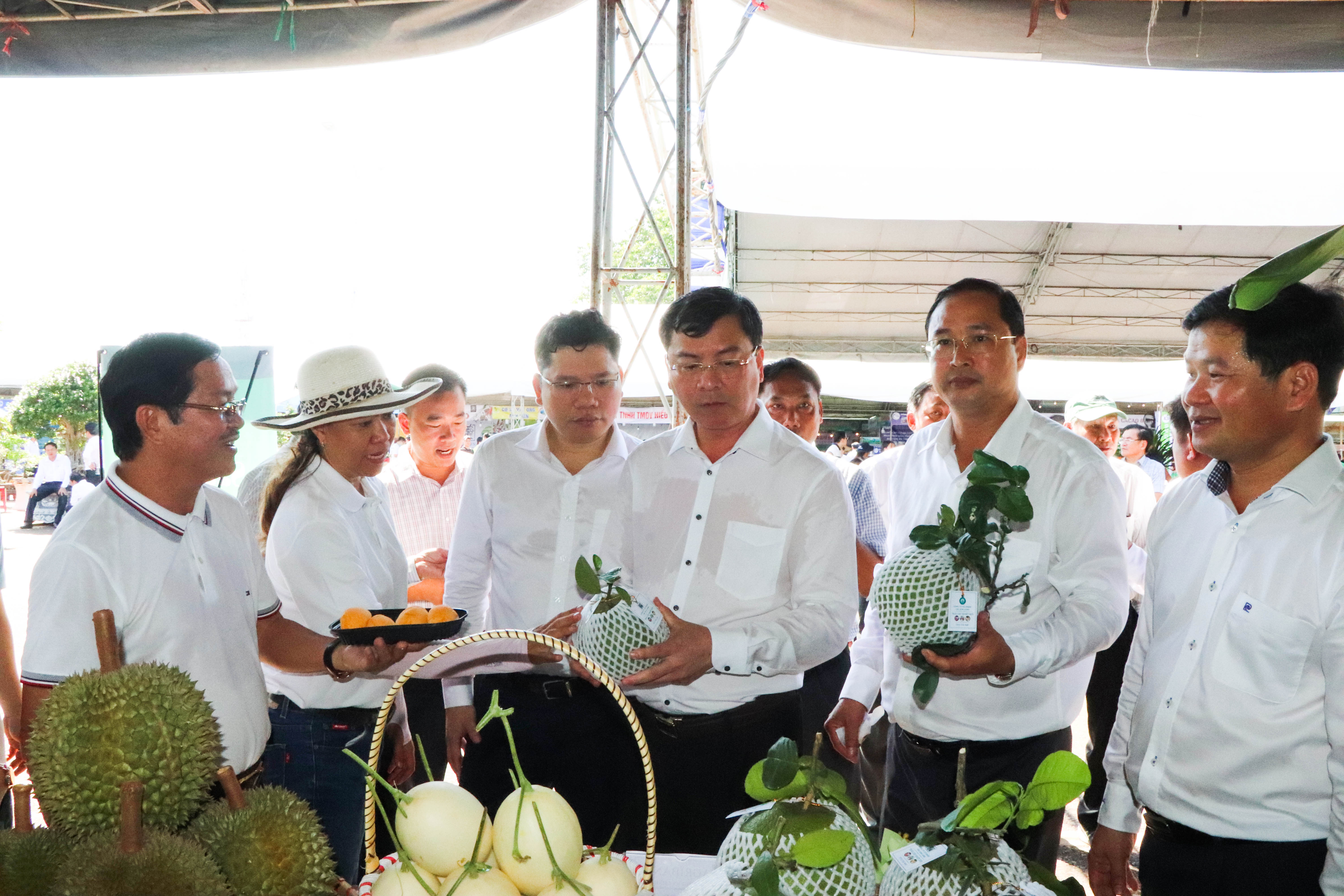 Ông Nguyễn Công Vinh (thứ 3 từ phải vào), Phó Chủ tịch UBND tỉnh cùng lãnh đạo huyện Châu Đức tham quan gian hàng trái cây của Công ty CP Công nghệ cao Kim Long.