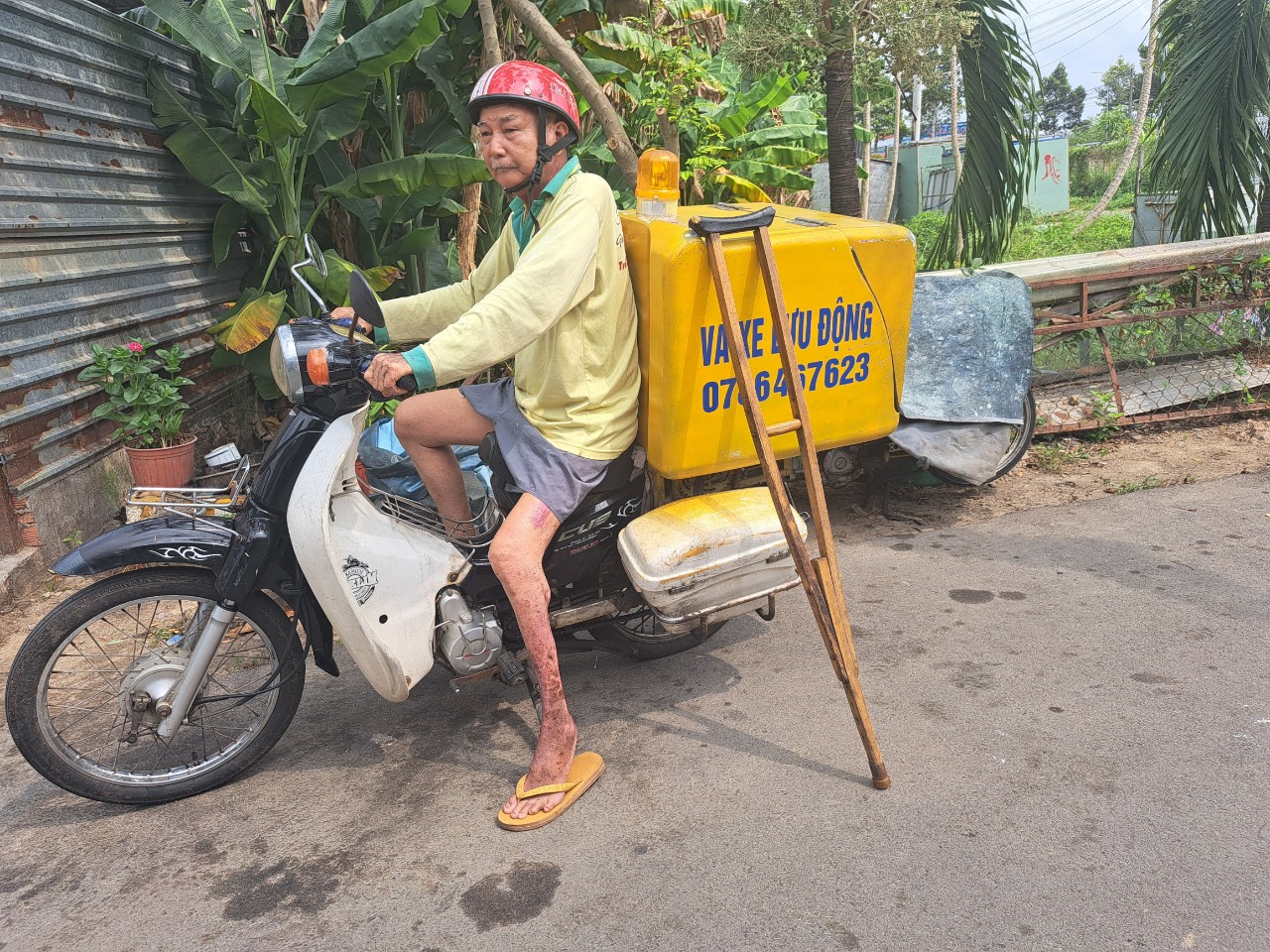 Ông Nguyễn Văn Long luôn hỗ trợ kịp thời mỗi khi người dân cần sửa xe.