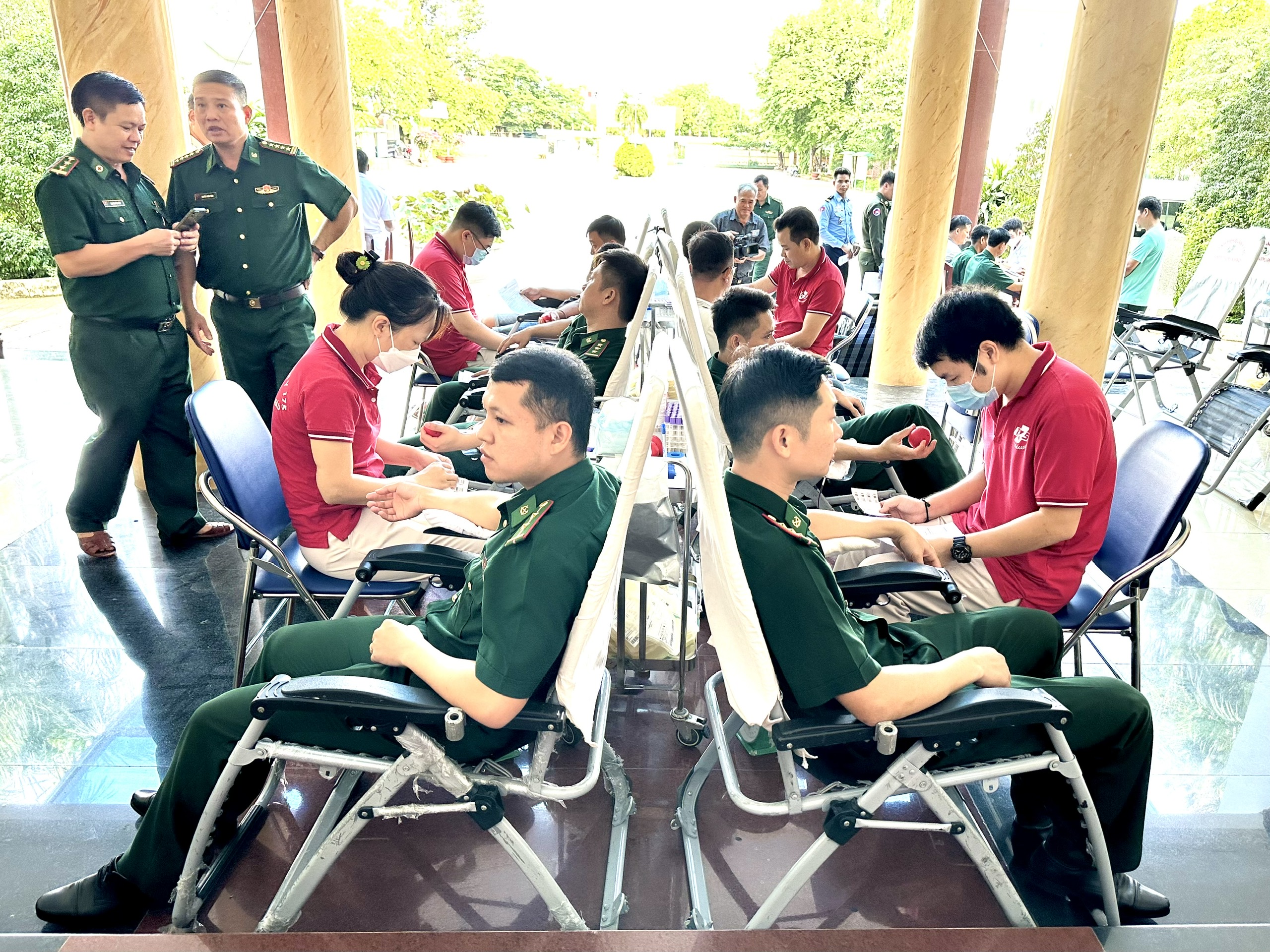 Cán bộ, chiến sĩ Trường CĐ Biên phòng tham gia hiến máu tình nguyện.