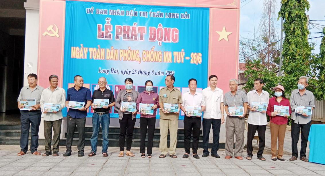 Ông Ngô Thanh Phúc, Bí thư Đảng ủy TT.Long Hải trao tờ rơi tuyên truyền phòng, chống ma túy đến đại diện các khu phố.