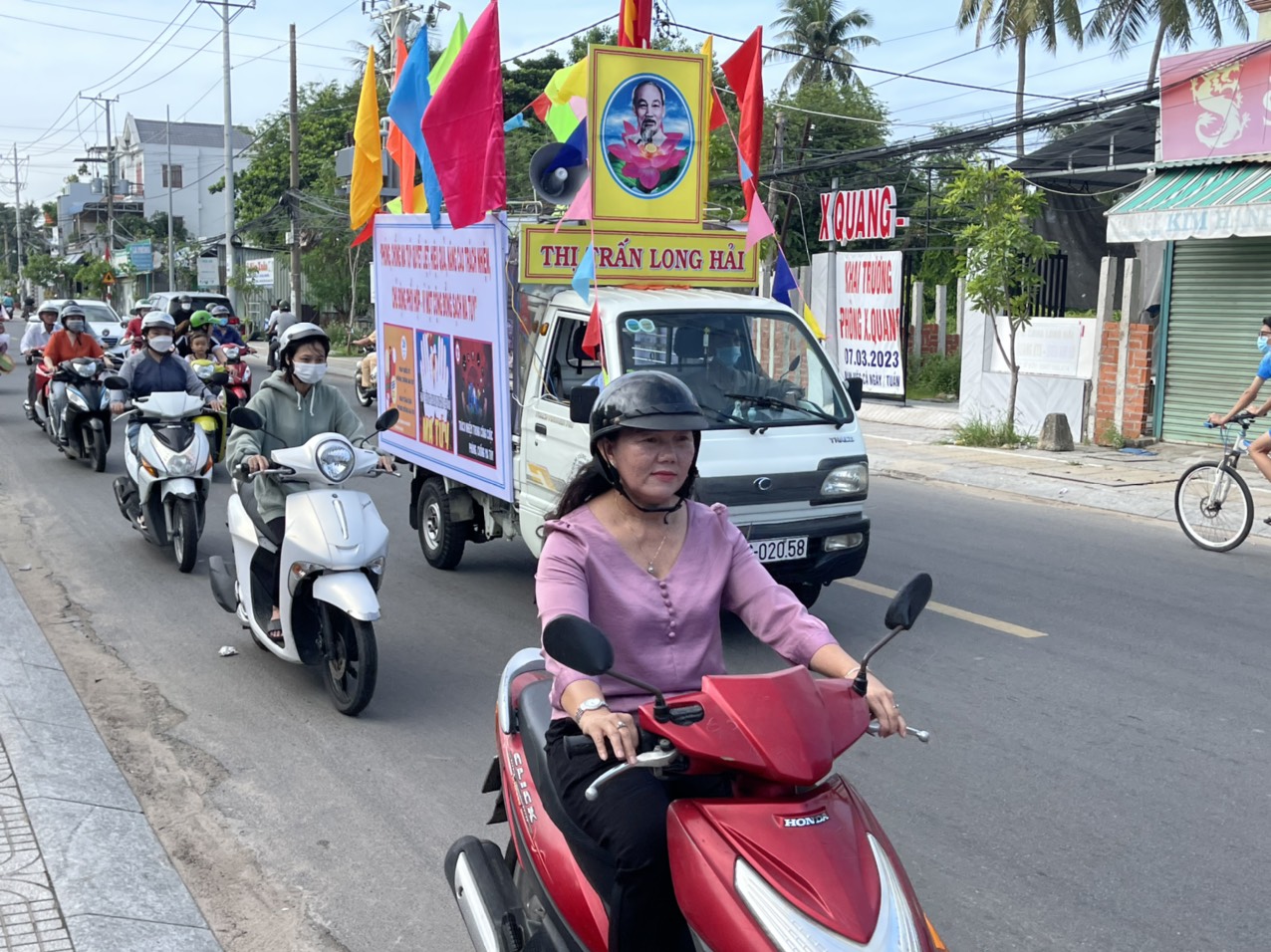 Đoàn xe đi trên các tuyến phố chính của TT.Long Hải, tuyên truyền về phòng, chống ma túy.