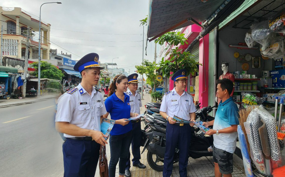 Các lực lượng đi từng nhà phát tờ rơi tuyên truyền.