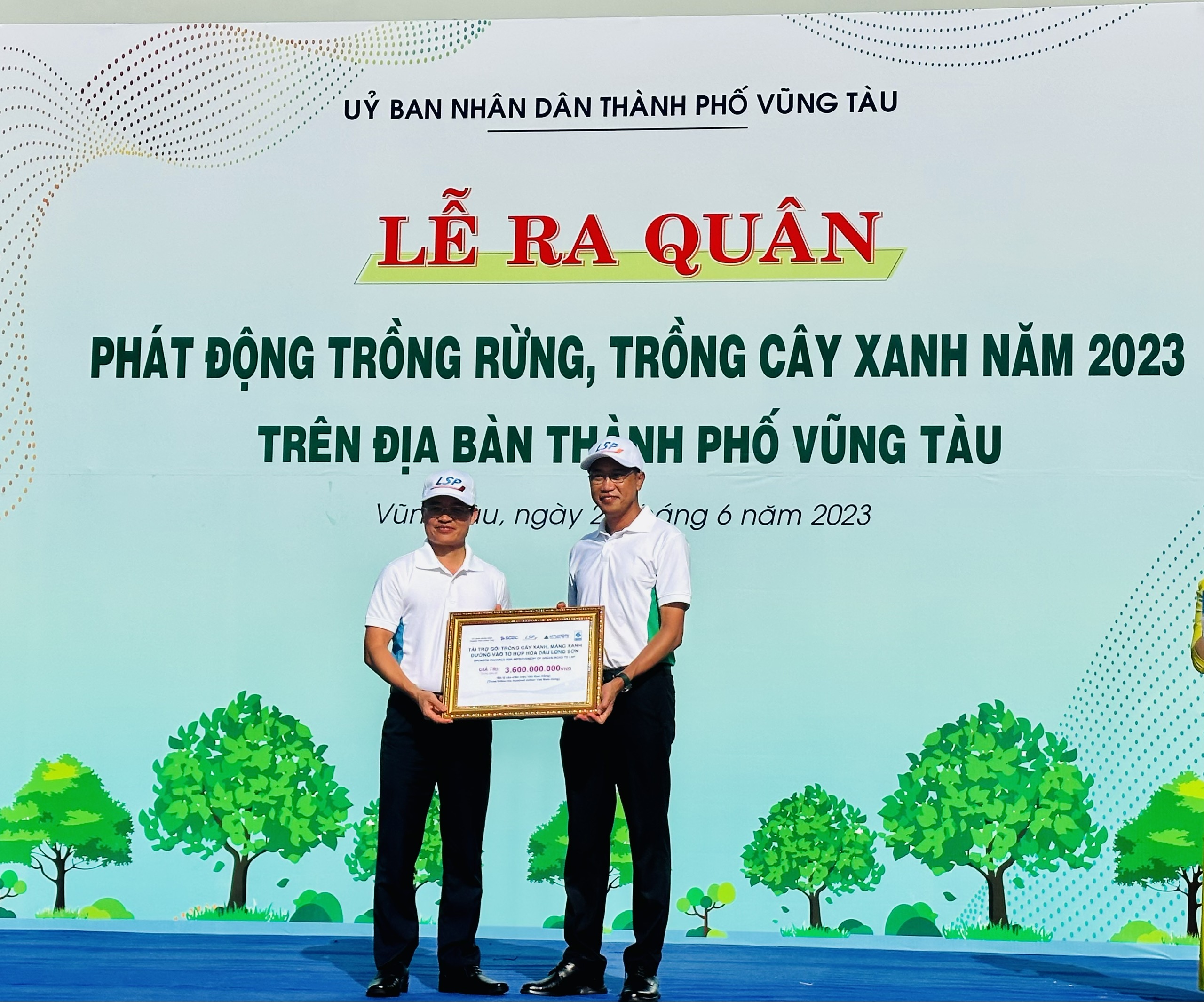 Ông Thana Sanee, Tổng Giám đốc LSP trao bảng tượng trưng tài trợ gói trồng cây xanh, mảng xanh đường vào Tổ hợp hóa dầu Long Sơn trị giá 3,6 tỷ đồng (do LSP, các nhà thầu EPC, Hyundai Engineering và TTCL tài trợ) cho lãnh đạo UBND TP.Vũng Tàu.